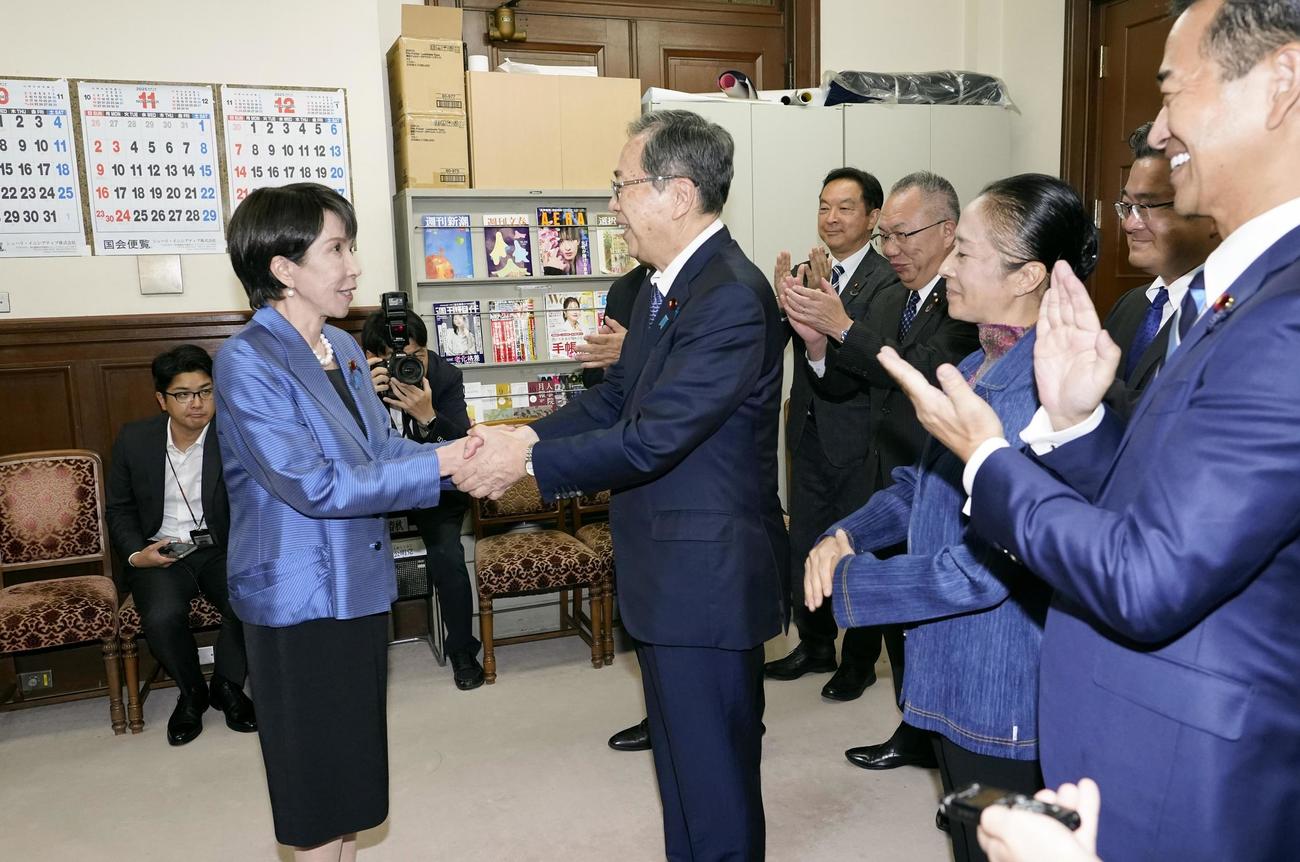 公明党の斉藤鉄夫代表（中央右）らにあいさつ回りをする高市早苗首相（共同）