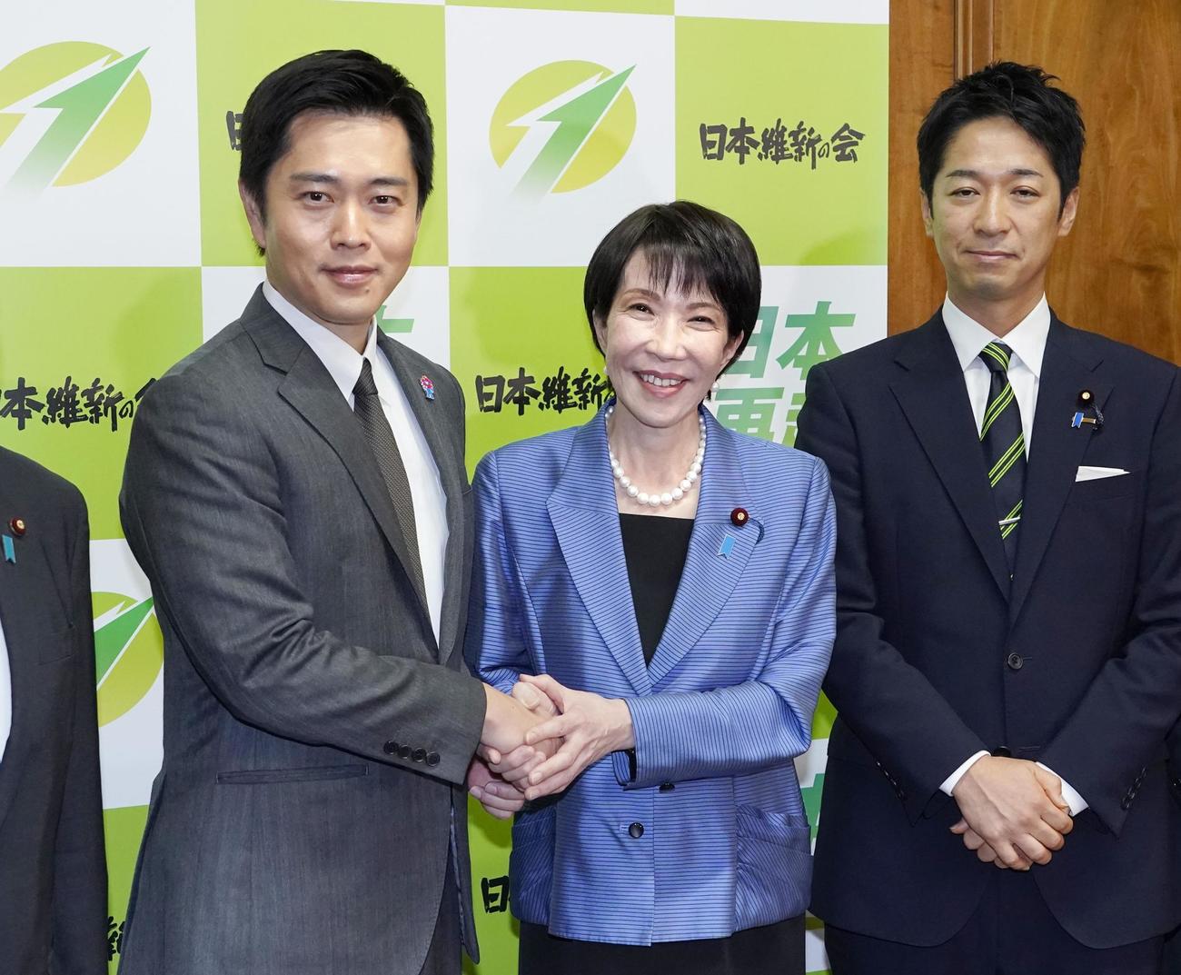 日本維新の会の吉村洋文代表（左）、藤田文武共同代表（右）らにあいさつ回りをする高市早苗首相（共同）