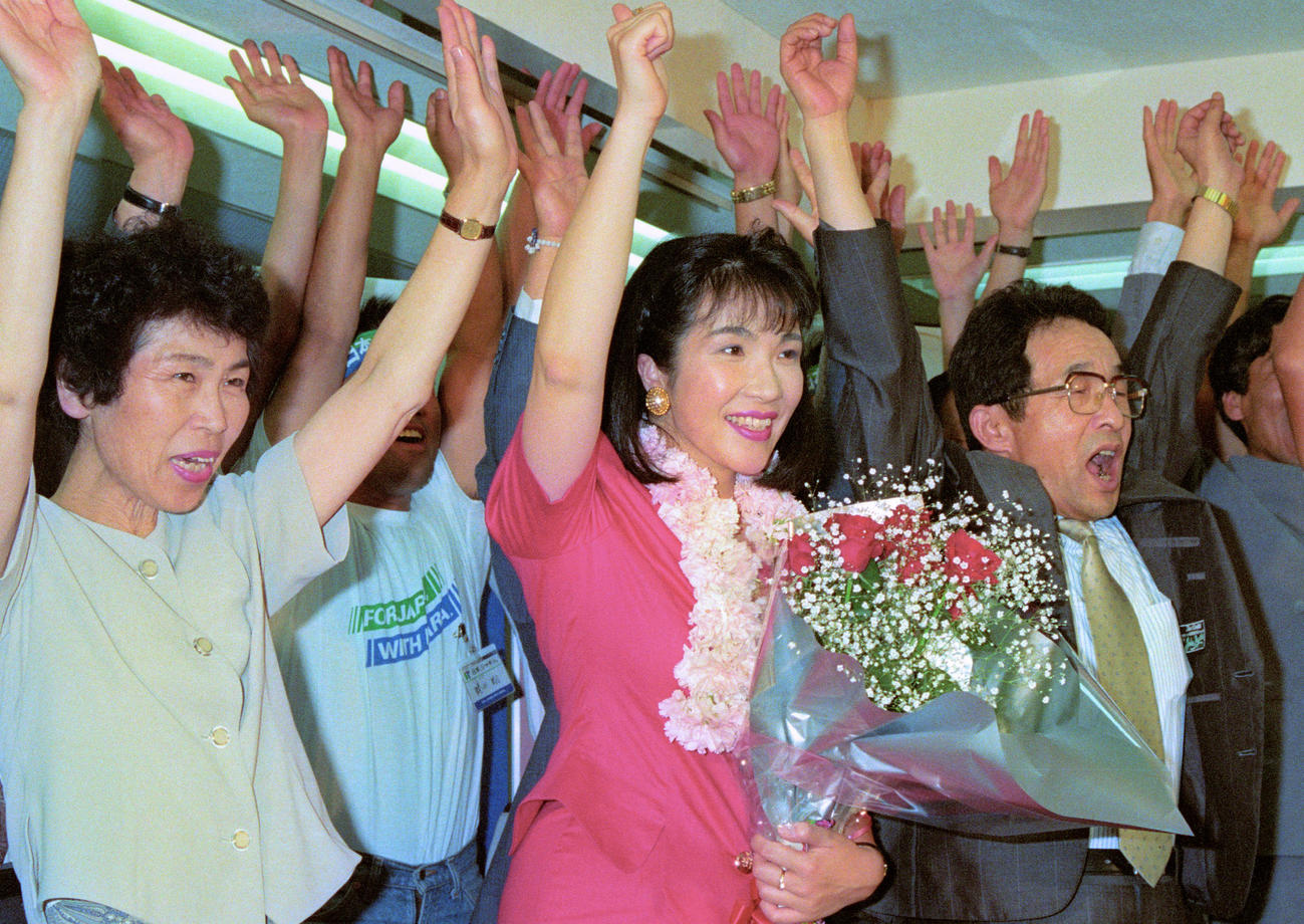 93年7月、衆院選の奈良全県区でトップ当選した無所属の高市早苗氏（中央）、右は父親の大休さんと左は母親の和子さん（共同）