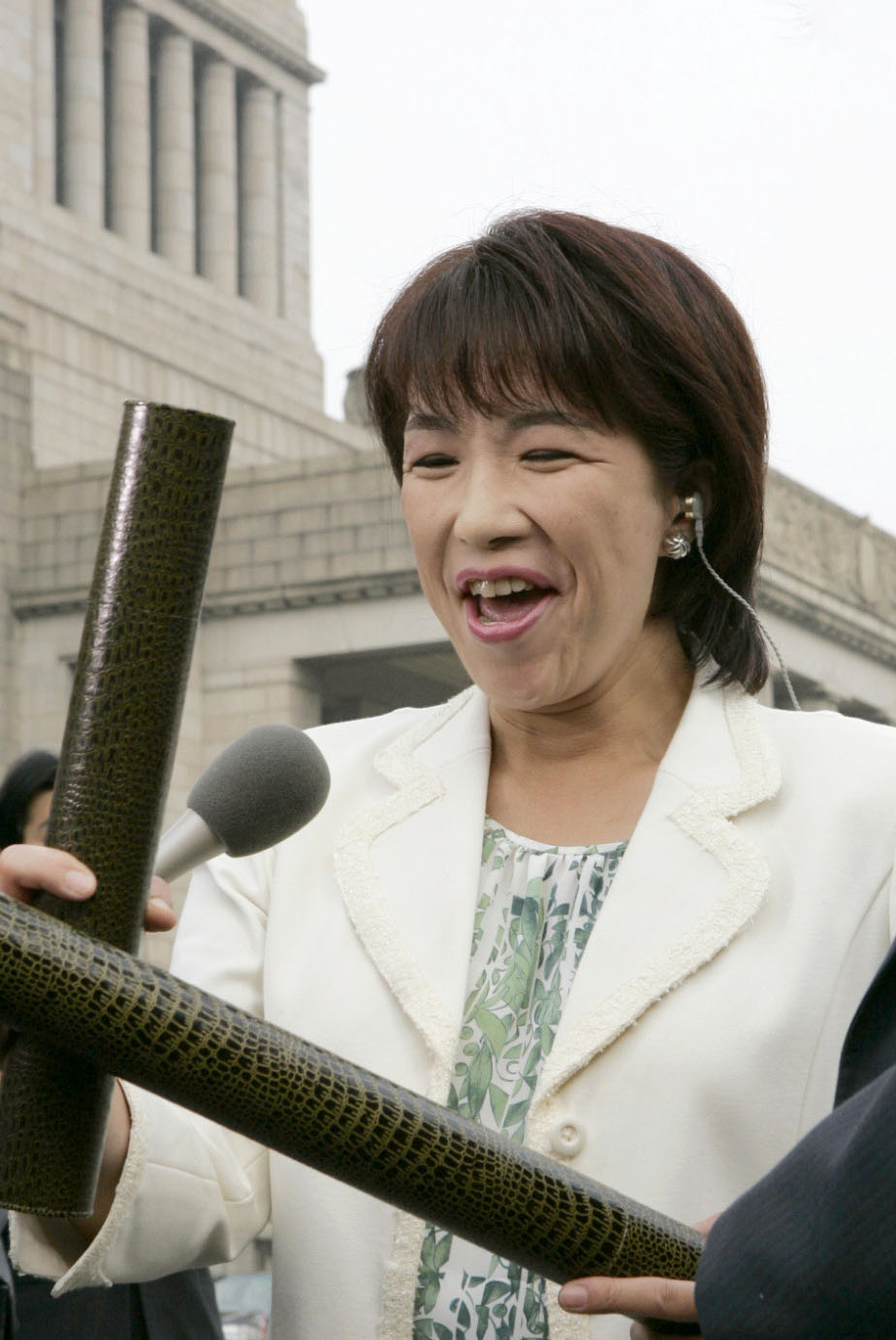 05年9月、衆院選奈良2区から返り咲き、当選証書を手に登院した自民党の高市早苗氏（共同）