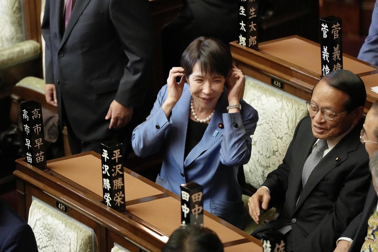 衆院本会議に臨む自民党の高市早苗総裁（左）（共同）