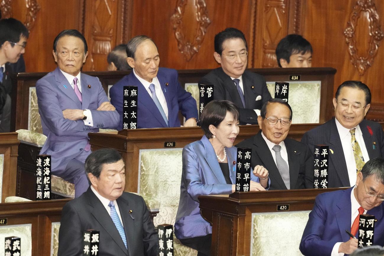 衆院本会議に臨む自民党の高市早苗総裁（画面中央）（共同）