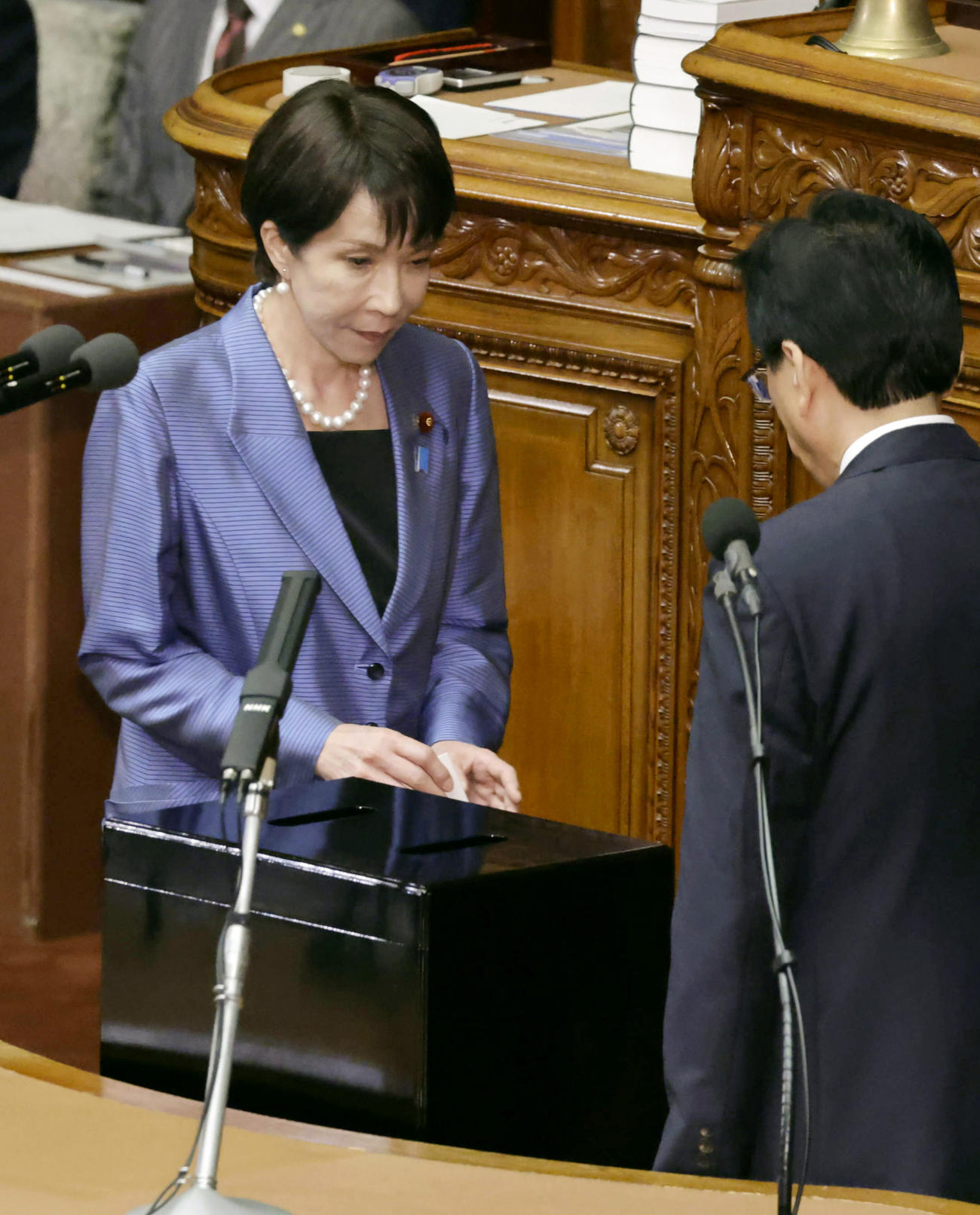 衆院本会議の首相指名選挙で投票する自民党の高市早苗総裁（共同）