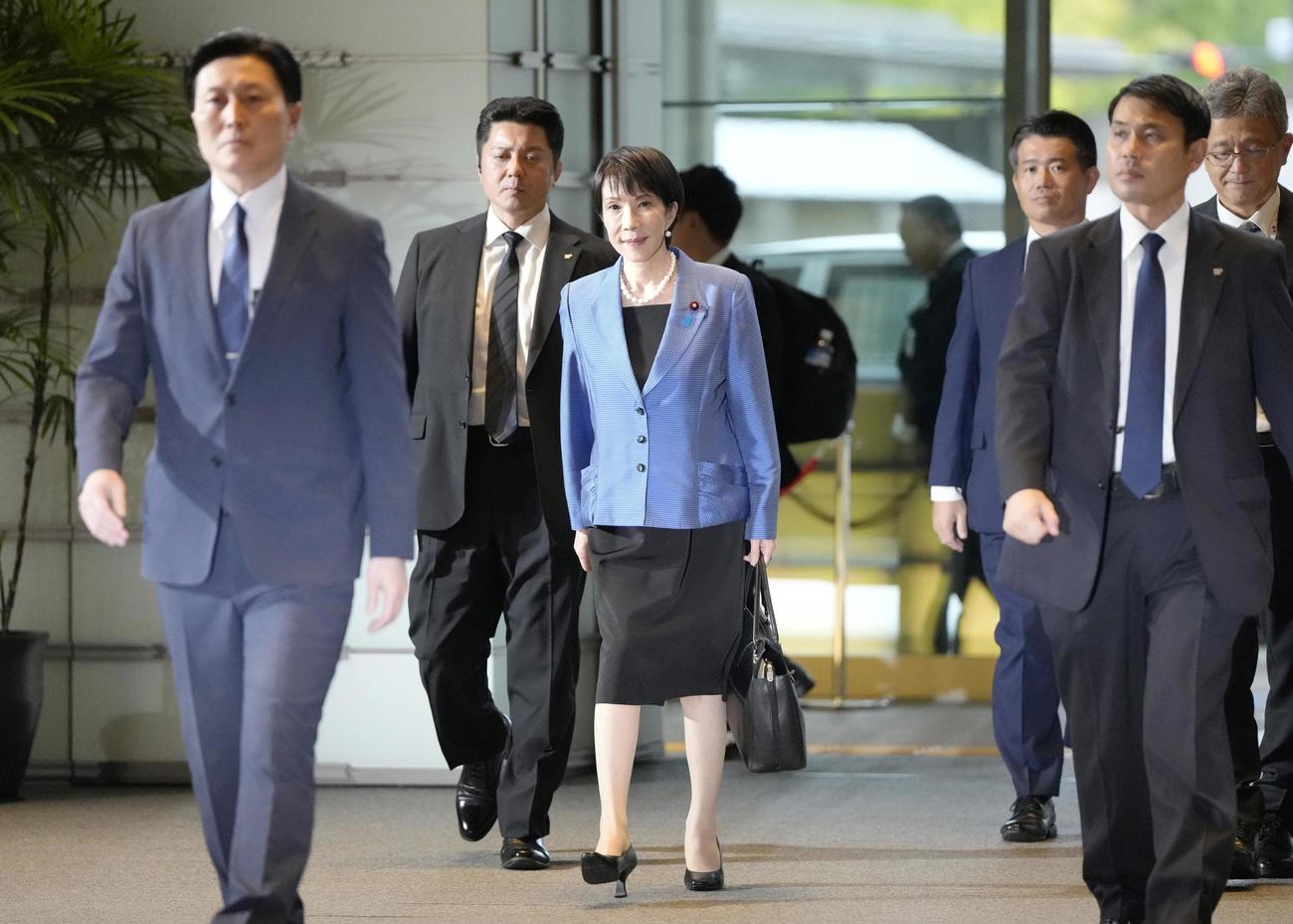 首相官邸に入る高市早苗首相（中央）（共同）