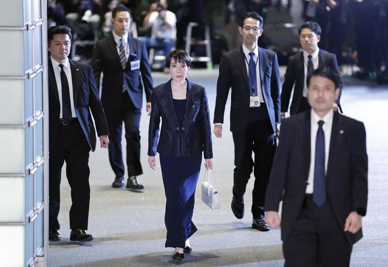 皇居での任命式と認証式のため、首相官邸を出る高市早苗首相（中央）（共同）