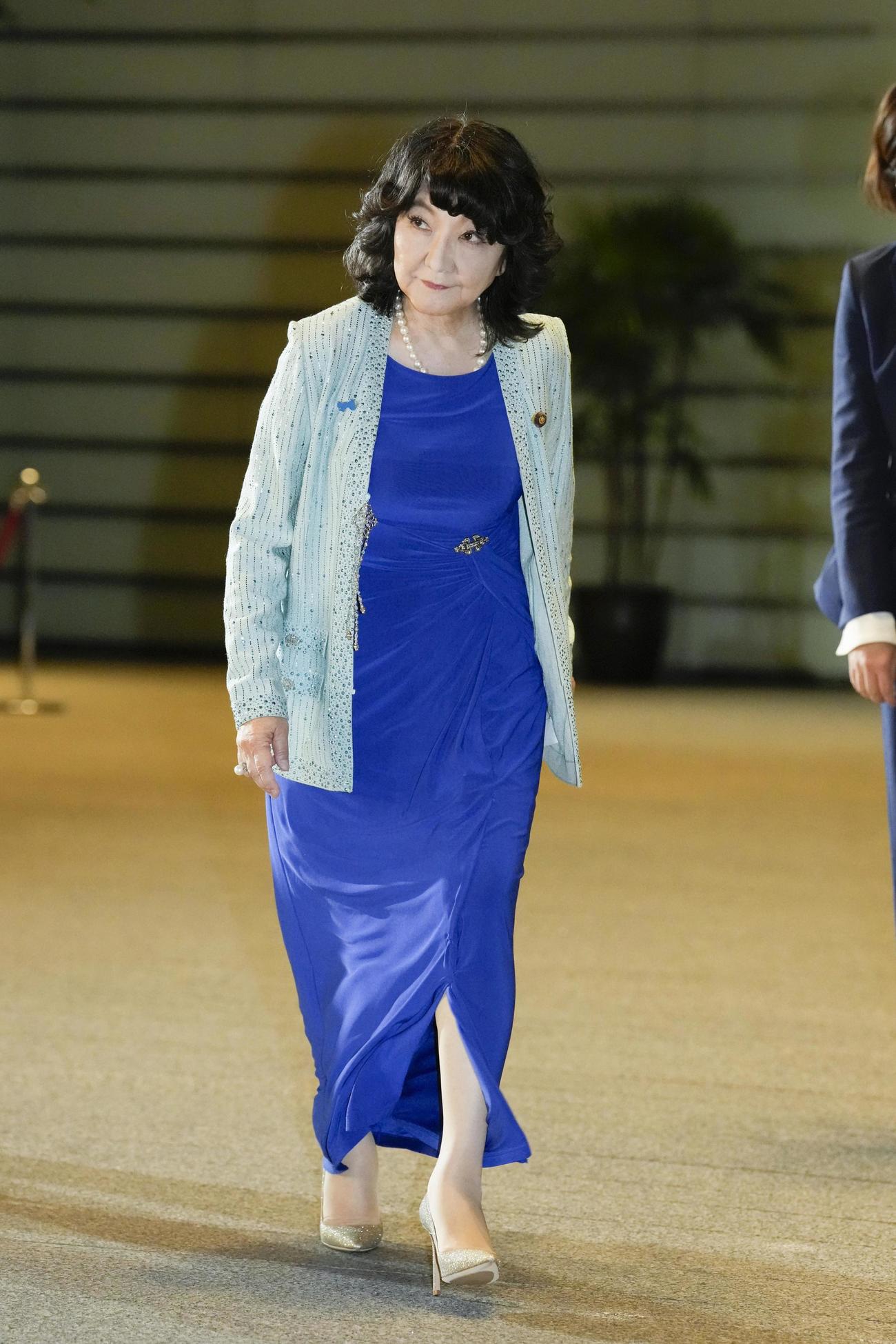 皇居での認証式を前に首相官邸に入る片山さつき財務相（共同）