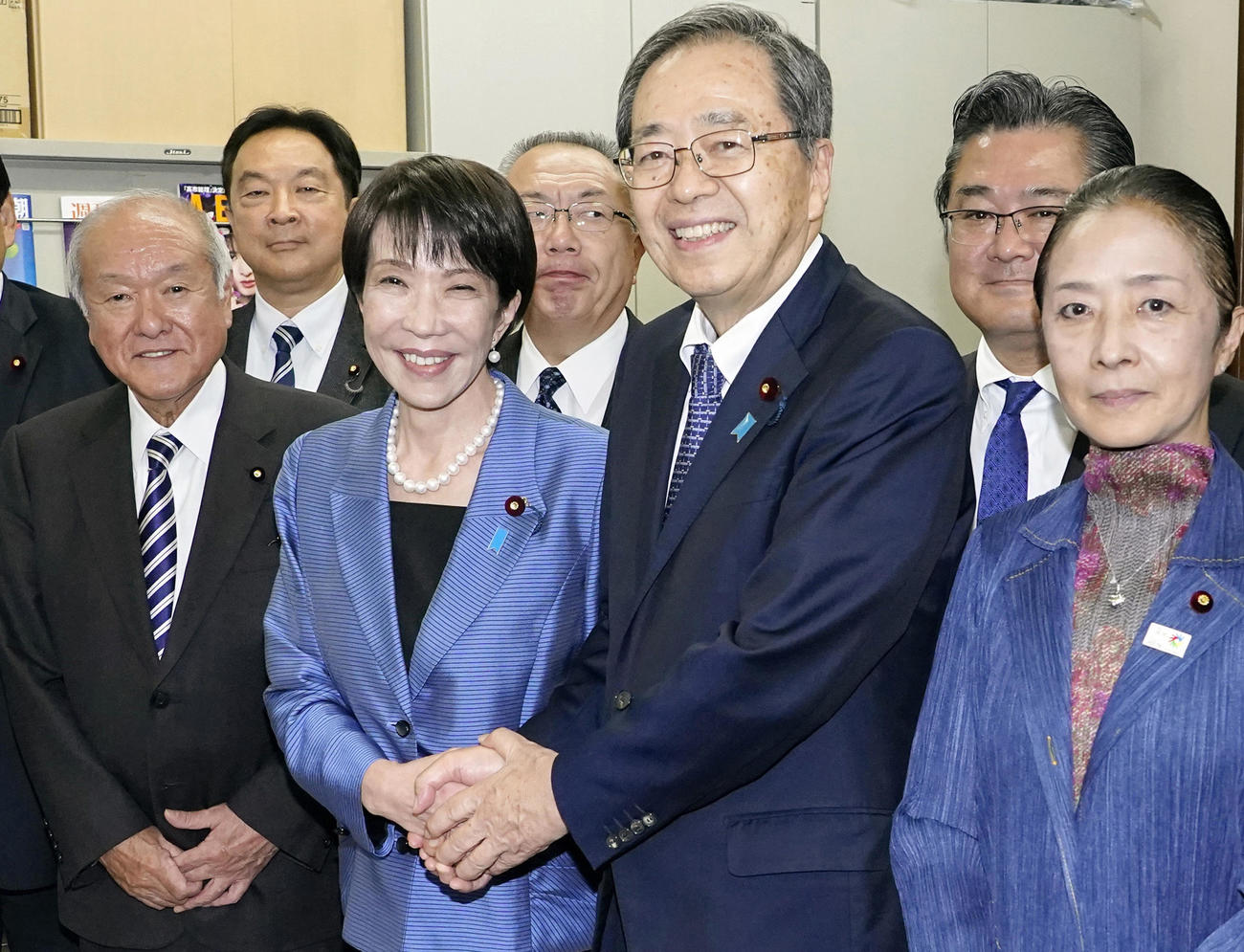 あいさつ回りで公明党の斉藤鉄夫代表（前列右から2人目）と握手を交わす高市早苗首相（共同）