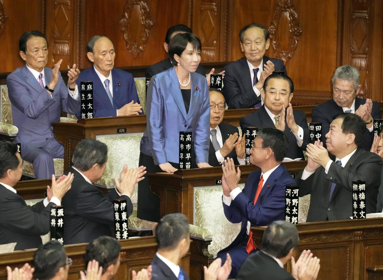衆院本会議で第104代首相に指名され、起立する自民党の高市早苗総裁。憲政史上初となる女性首相が誕生した＝21日午後1時47分（共同）