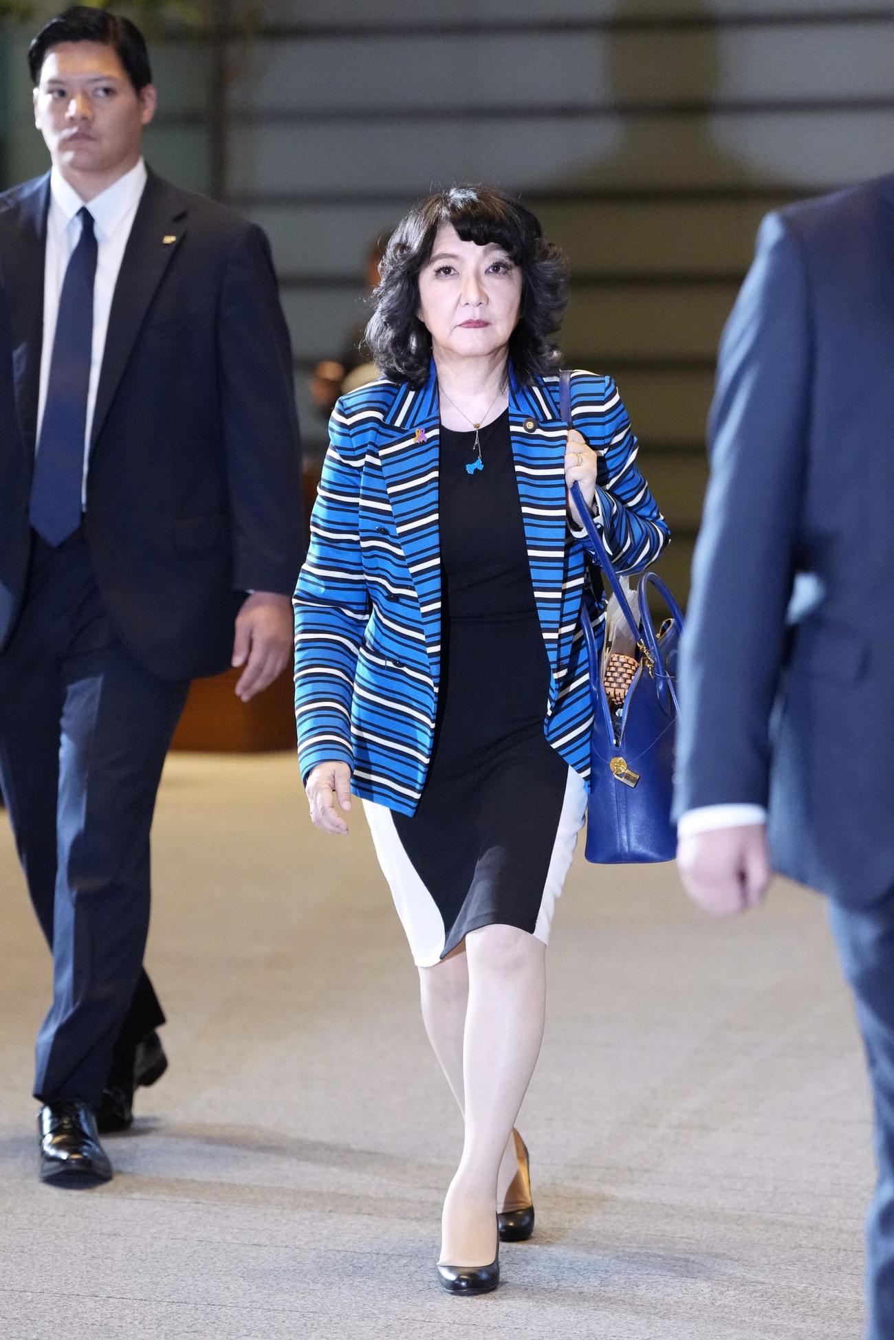 財務相に決まり、首相官邸に入る片山さつき氏（共同）