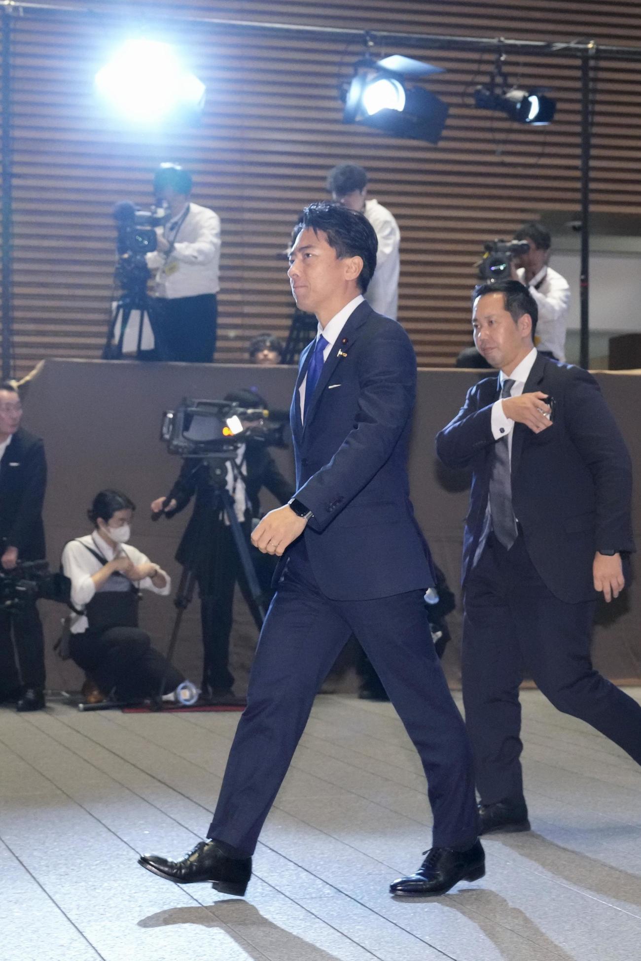 防衛相に決まり、首相官邸に入る小泉進次郎氏（共同）
