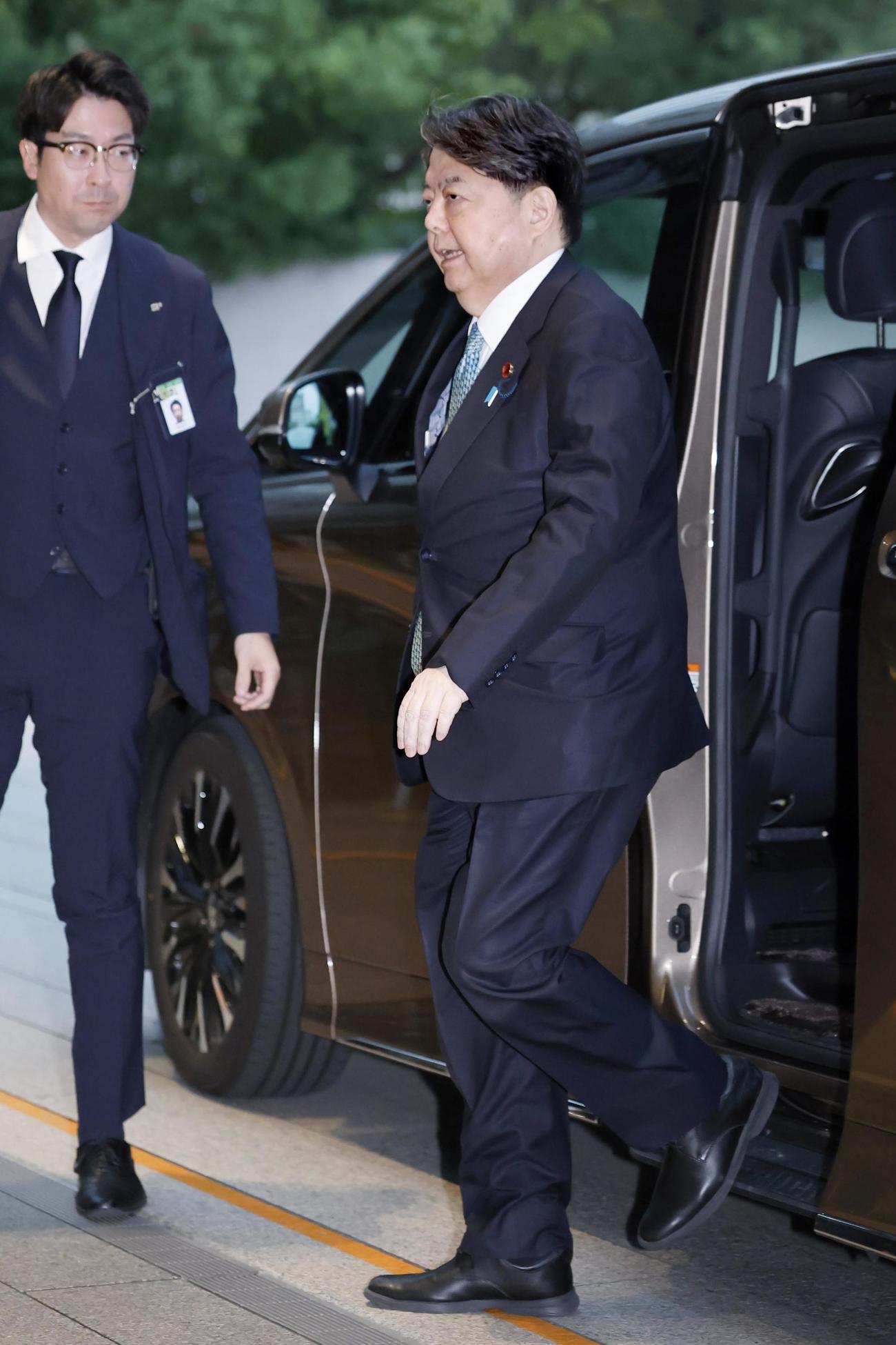 総務相に決まり、首相官邸に入る林芳正共同共同）