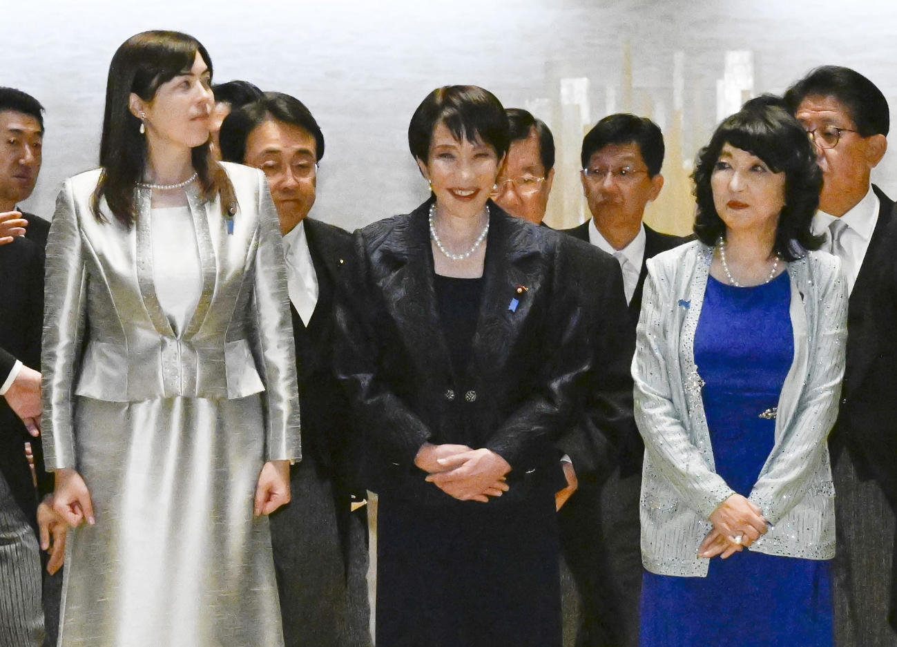 任命式と認証式を終え、記念撮影に臨む高市早苗首相（中央）と小野田紀美経済安保相（左）、片山さつき財務相ら（共同）