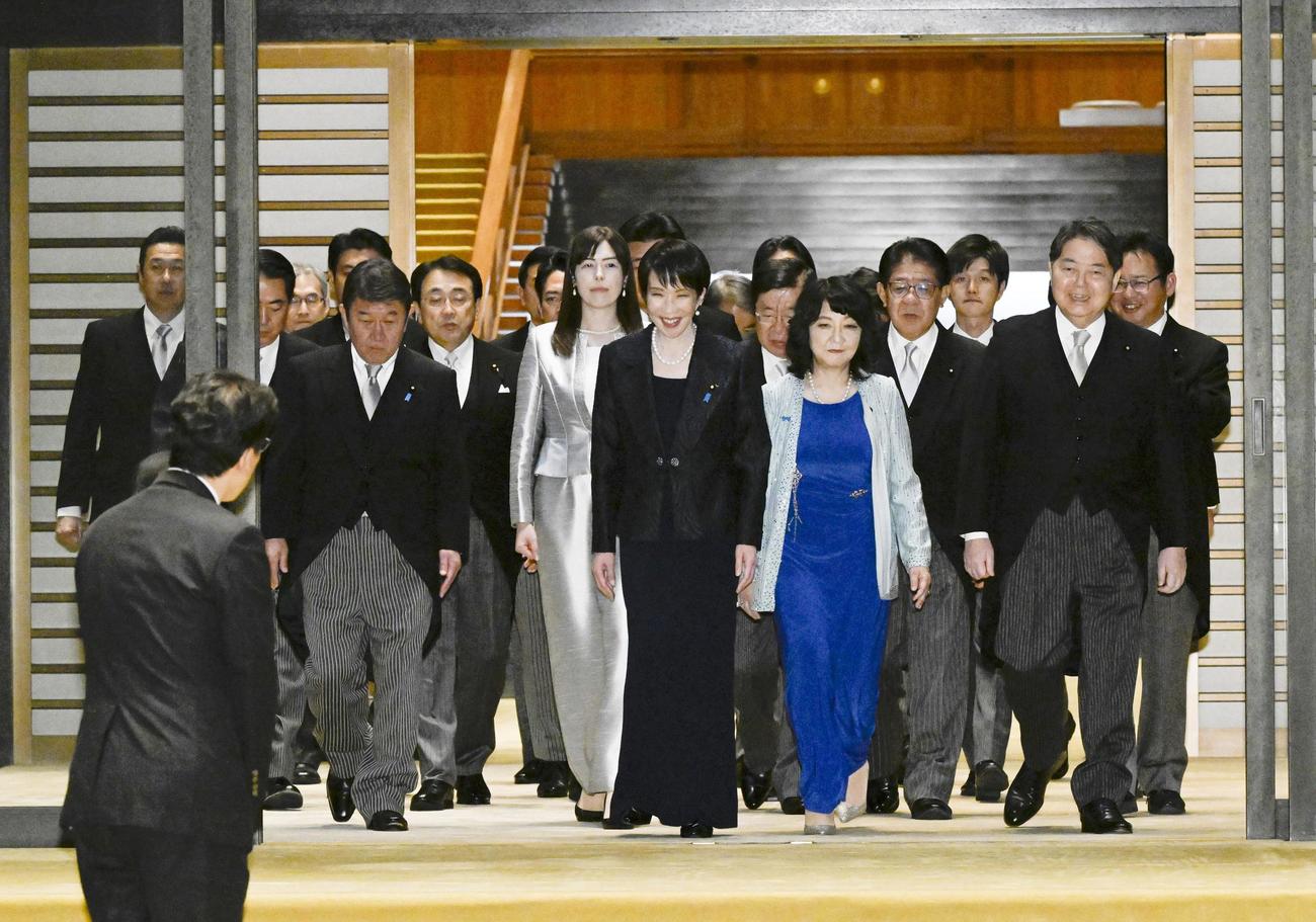 任命式と認証式を終え、記念撮影に臨む高市早苗首相（前列中央）と閣僚ら（共同）