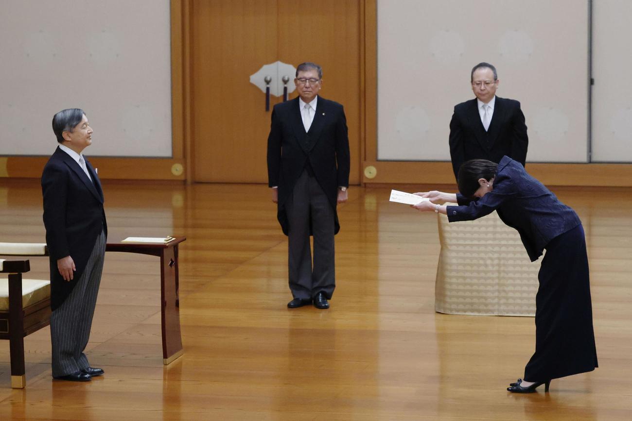 天皇陛下から任命を受ける高市早苗首相。中央は石破茂前首相（共同）