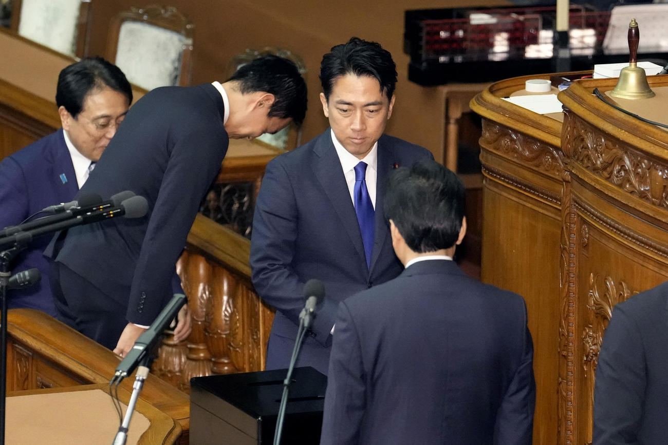 衆院本会議の首相指名選挙で投票する自民党の小泉進次郎氏（共同）