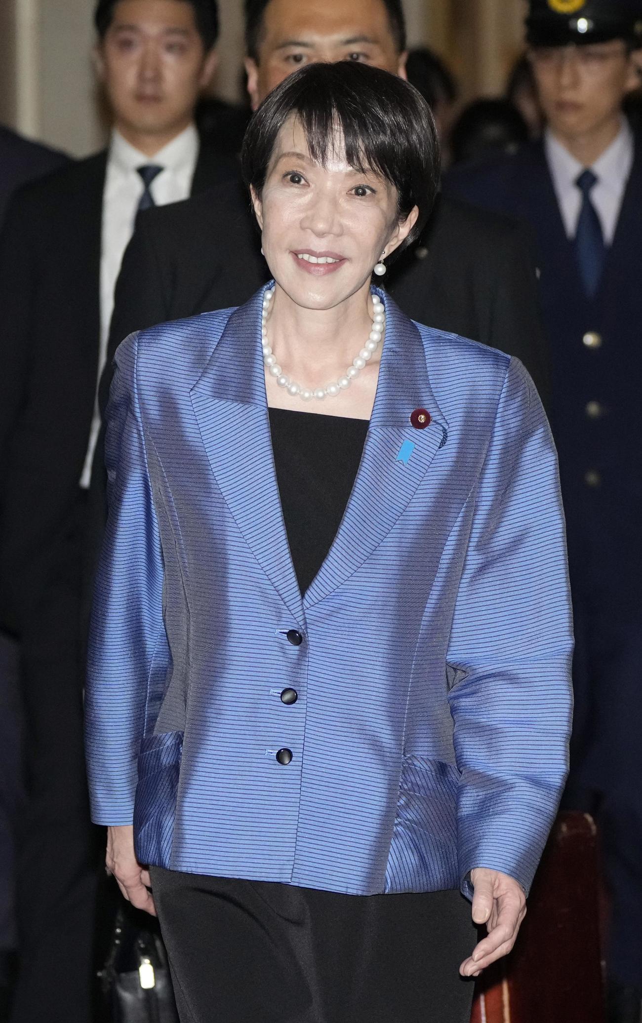 各党などへのあいさつ回りに向かう高市早苗首相（共同）