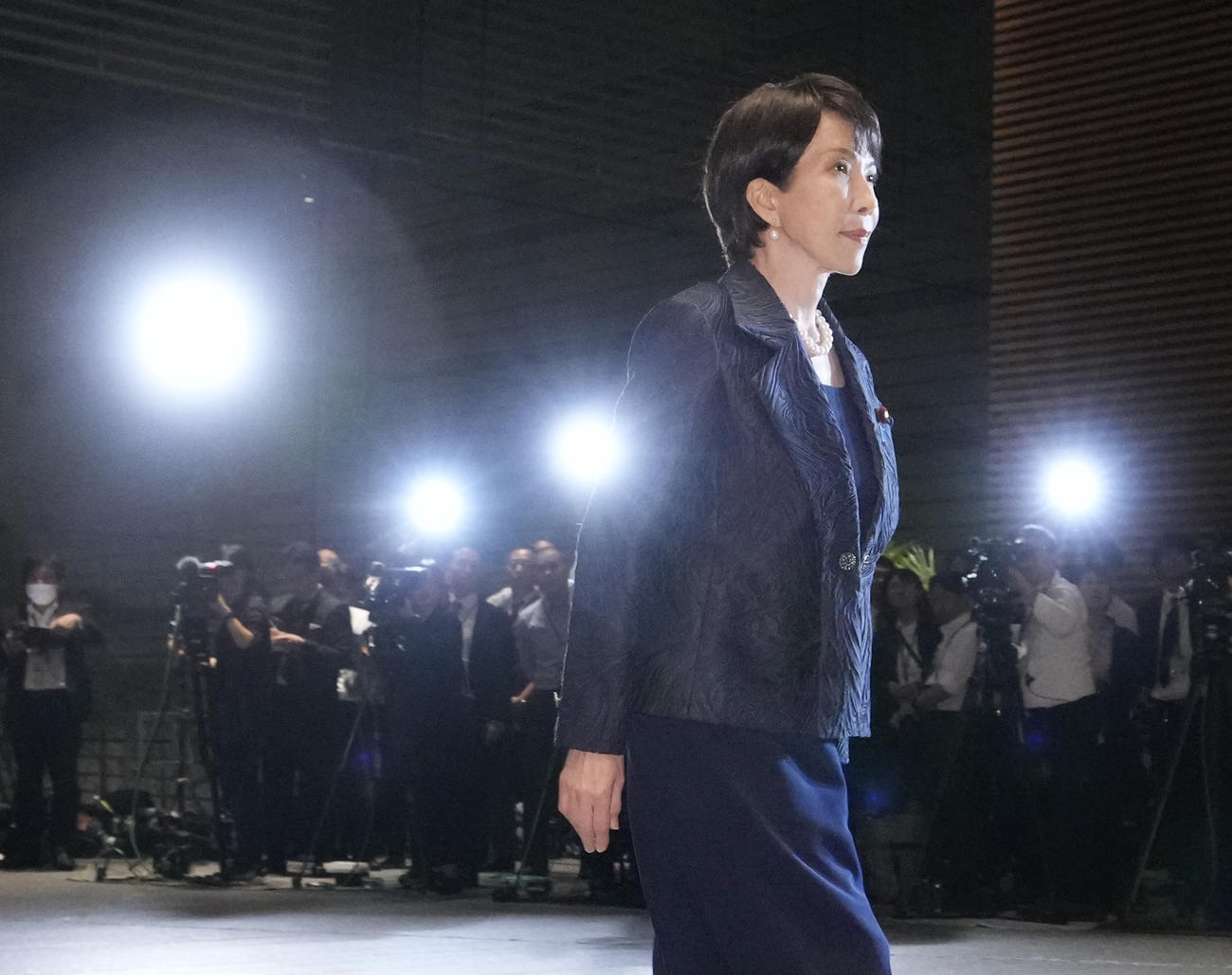皇居での任命式と認証式のため、首相官邸を出る高市早苗首相（共同）