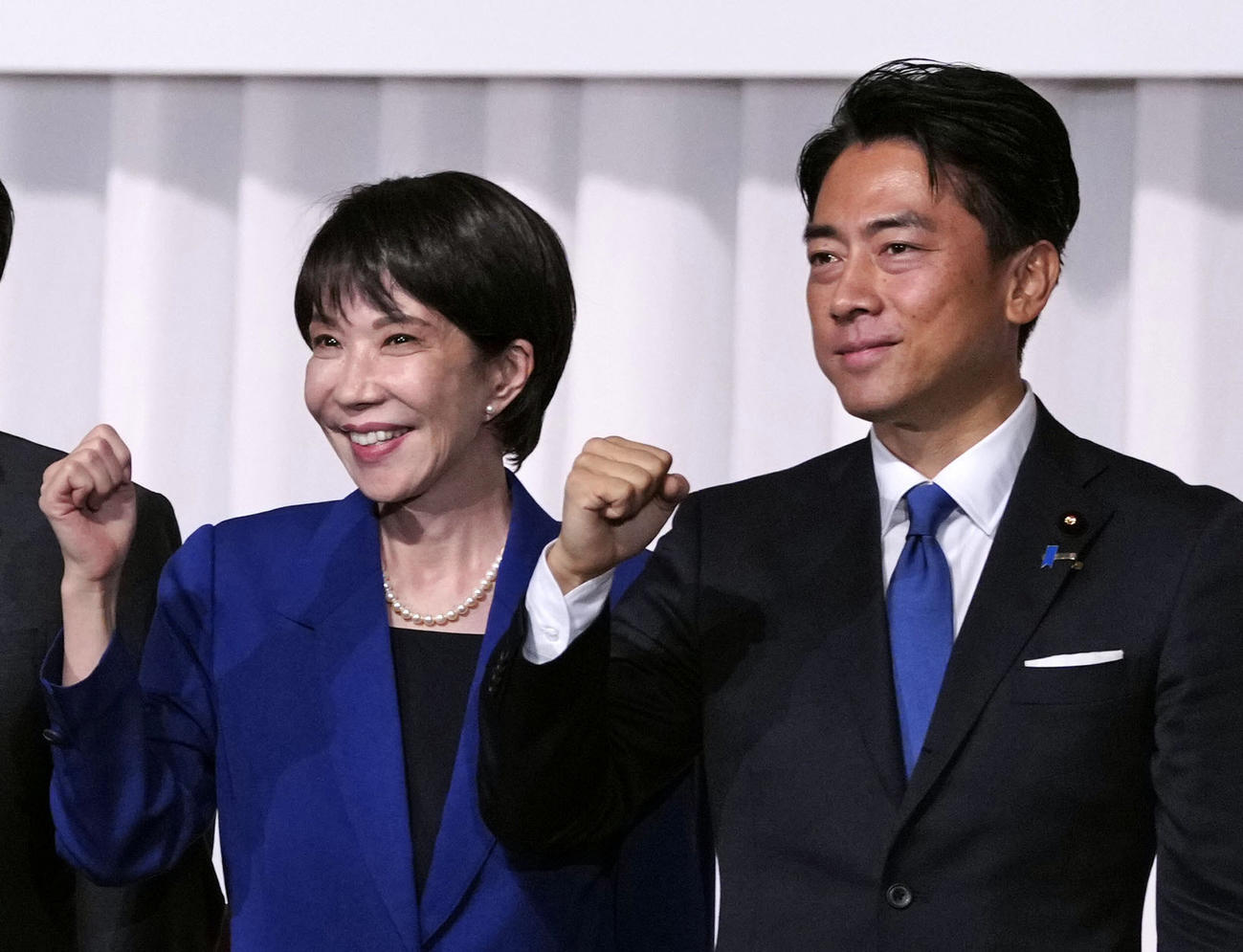 自民党総裁選の所見発表演説会で写真に納まる、高市早苗氏（左）と小泉進次郎農相（共同）