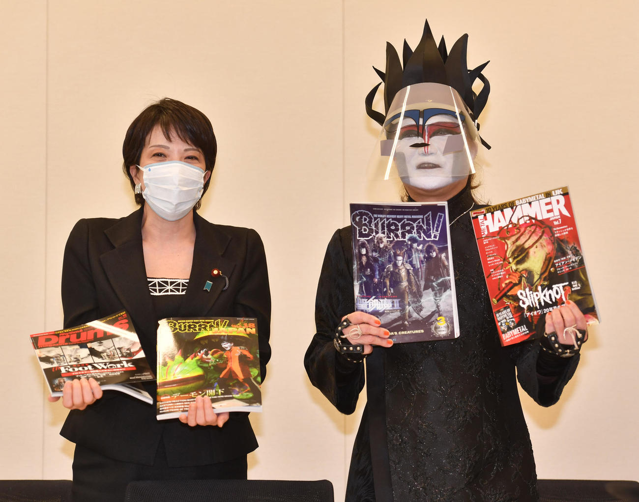 デーモン閣下からヘビメタ雑誌を贈られた高市早苗氏は記念撮影に納まる（2021年9月）