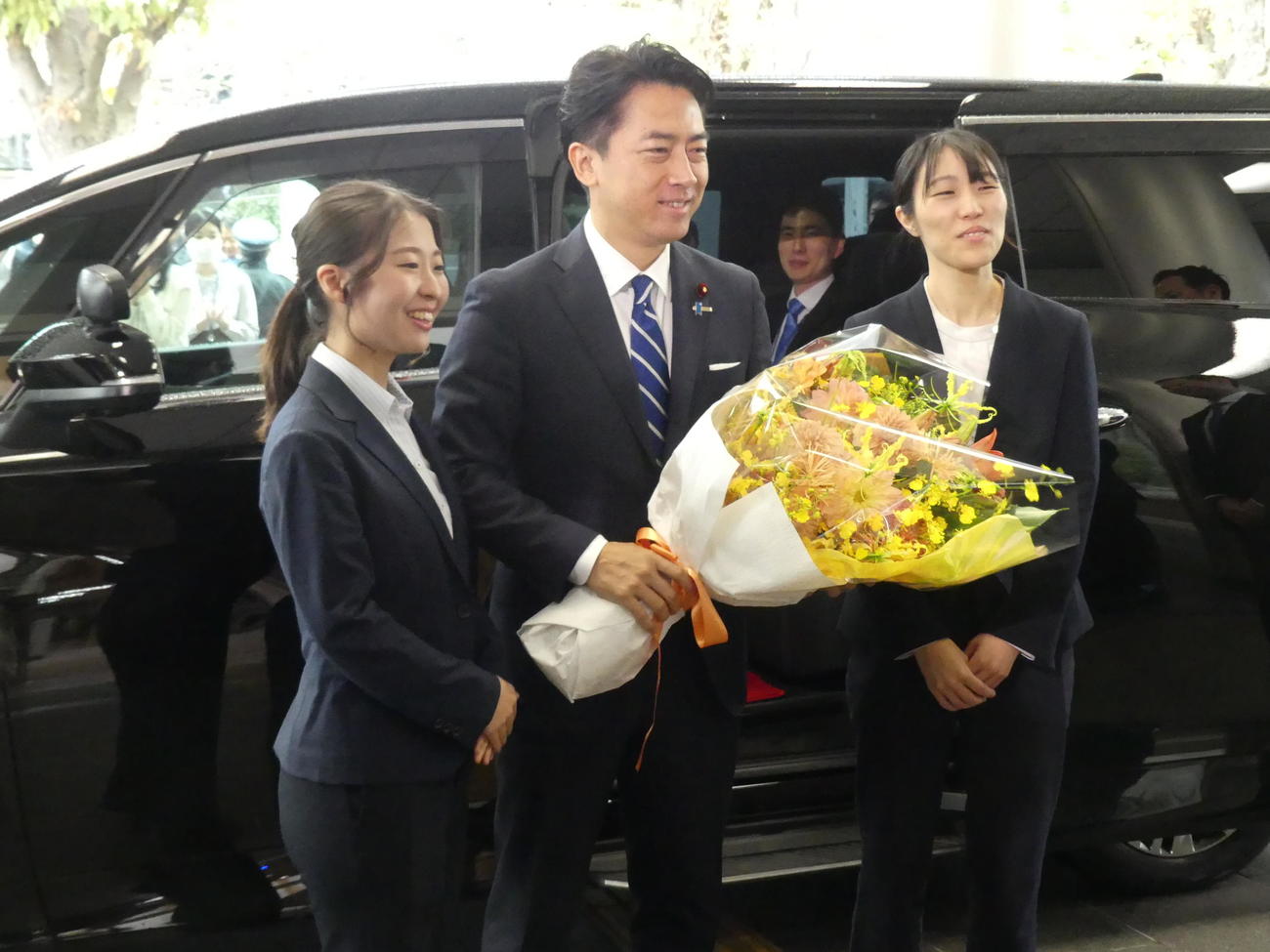鈴木憲和農相との事務引き継ぎを終え、職員から花束を渡され農水省を後にする小泉進次郎防衛相（撮影・中山知子）