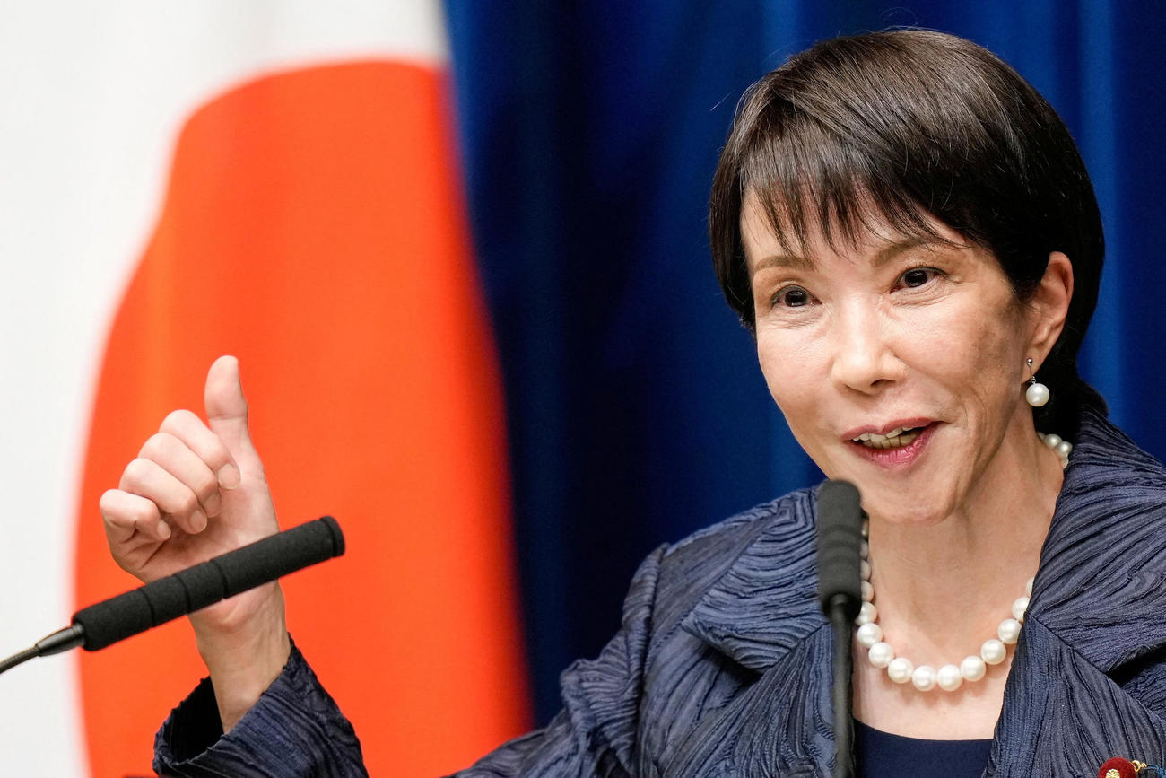 記者会見する高市早苗新首相（ロイター）