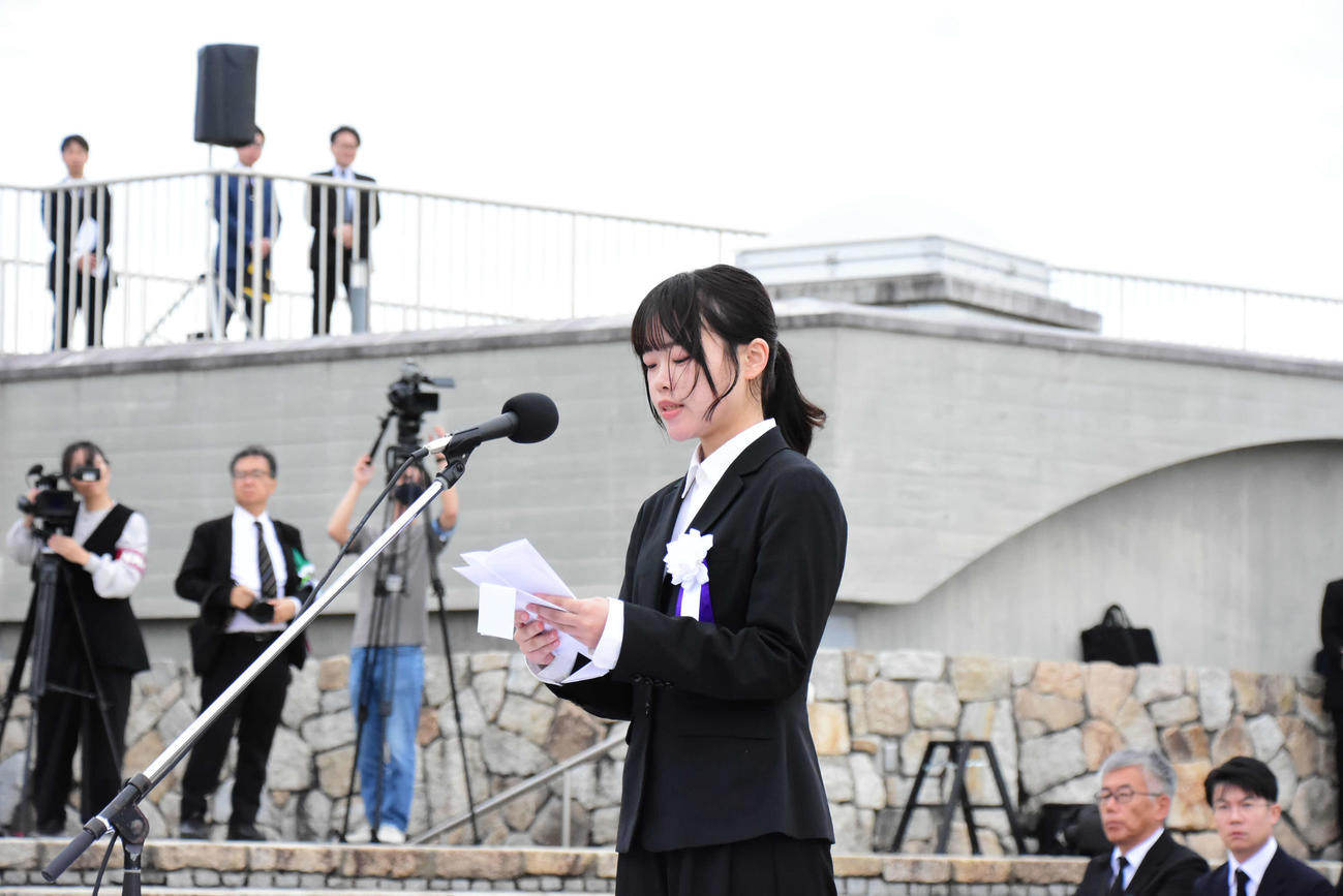 若年世代代表として甲南大4年佐々木麻那さんが追悼の辞を述べた