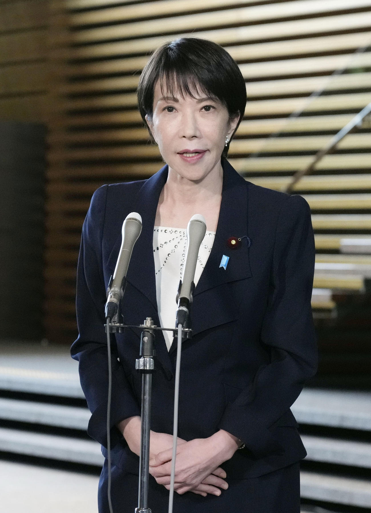 新内閣発足から一夜明け、記者団の取材に応じる高市首相（共同）