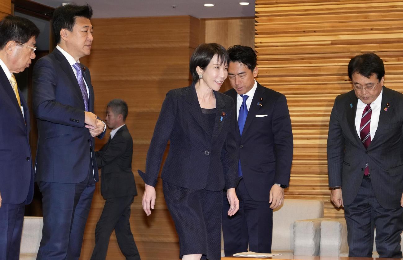 臨時閣議に臨む高市首相（中央）ら＝23日午前、首相官邸（共同）