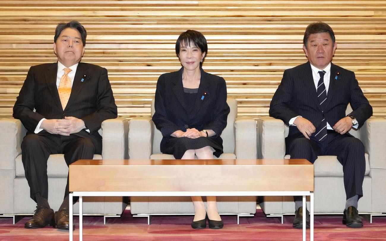 臨時閣議に臨む（左から）林総務相、高市首相、茂木外相＝23日午前、首相官邸（共同）