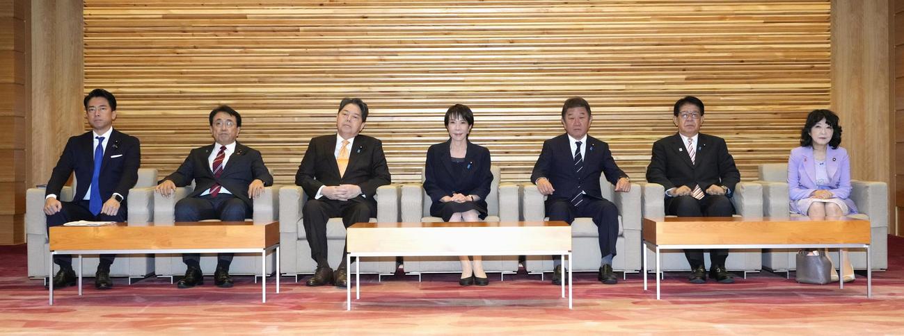 臨時閣議に臨む高市首相（中央）ら＝23日午前、首相官邸（共同）