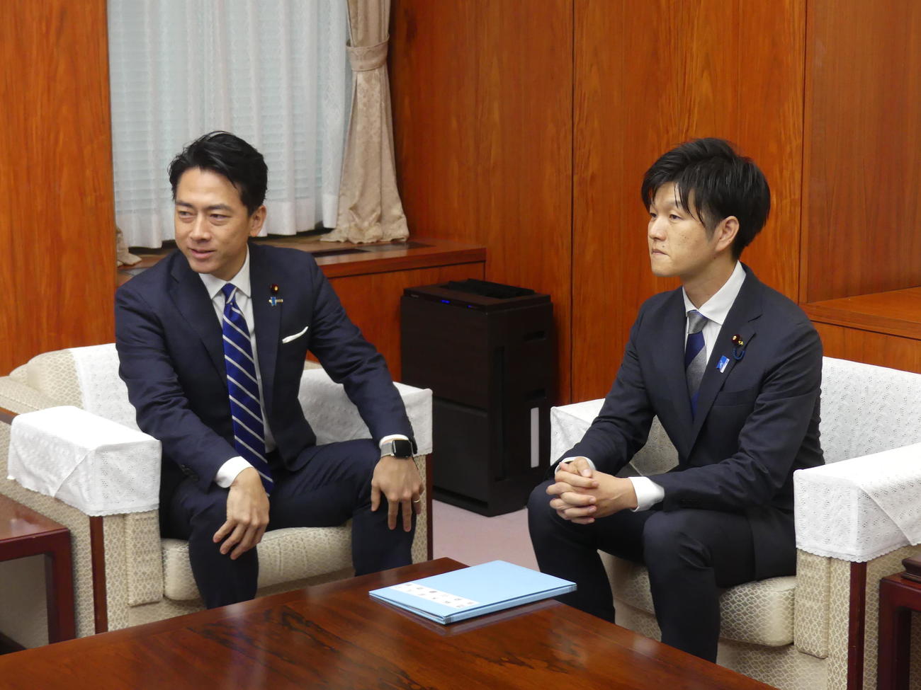 農水省で、鈴木憲和農相（右）との事務引き継ぎを行う小泉進次郎防衛相（撮影・中山知子）