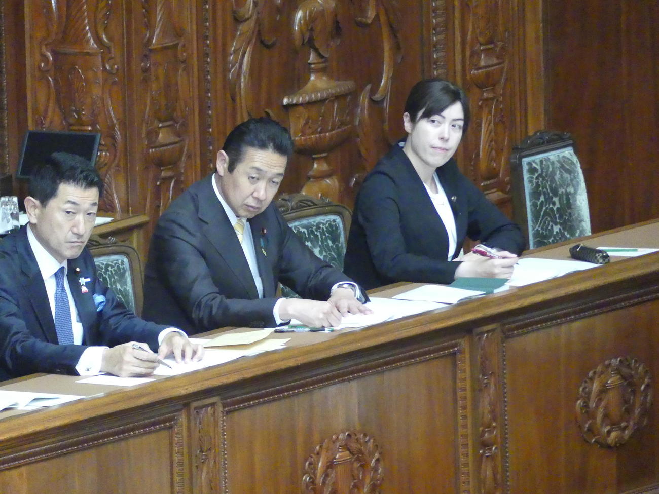 衆院本会議で初めて閣僚席に座り、高市早苗首相の所信表明演説を聞く小野田紀美・経済安全保障担当相（撮影・中山知子）