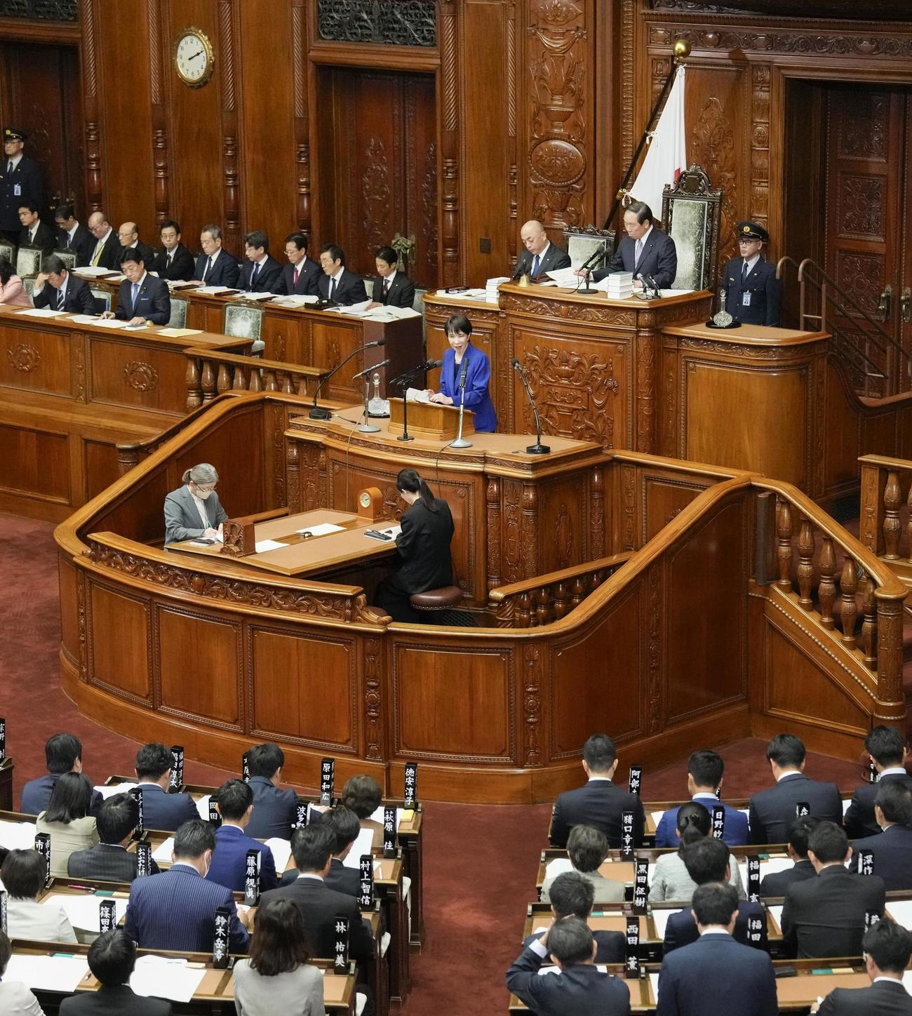 衆院本会議で就任後初めての所信表明演説をする高市首相（共同）