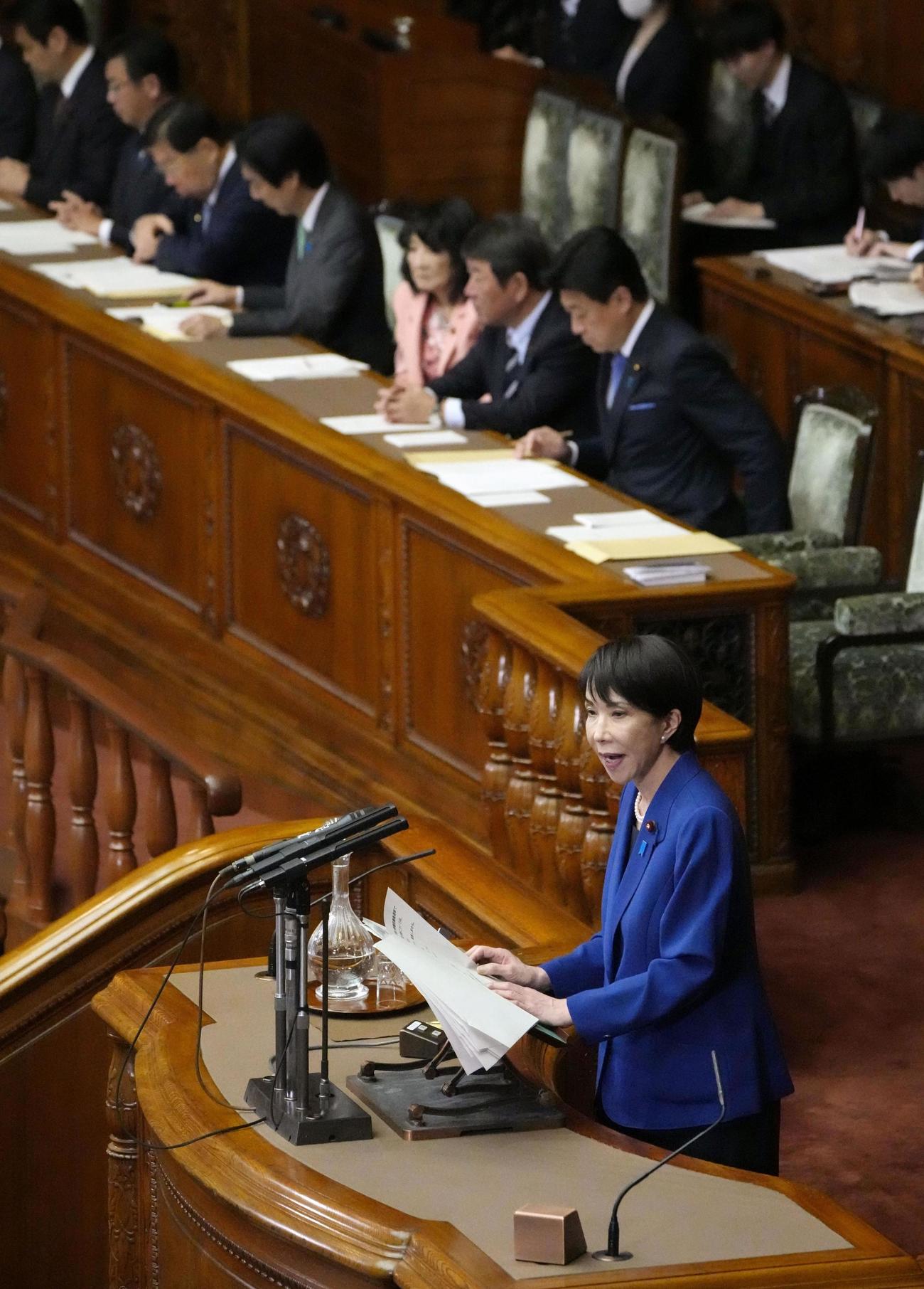 参院本会議で所信表明演説をする高市首相（共同）