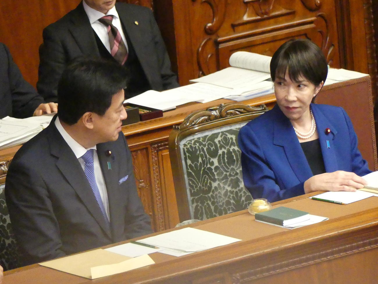 所信表明演説前、木原稔官房長官（手前）と話す高市早苗首相（撮影・中山知子）