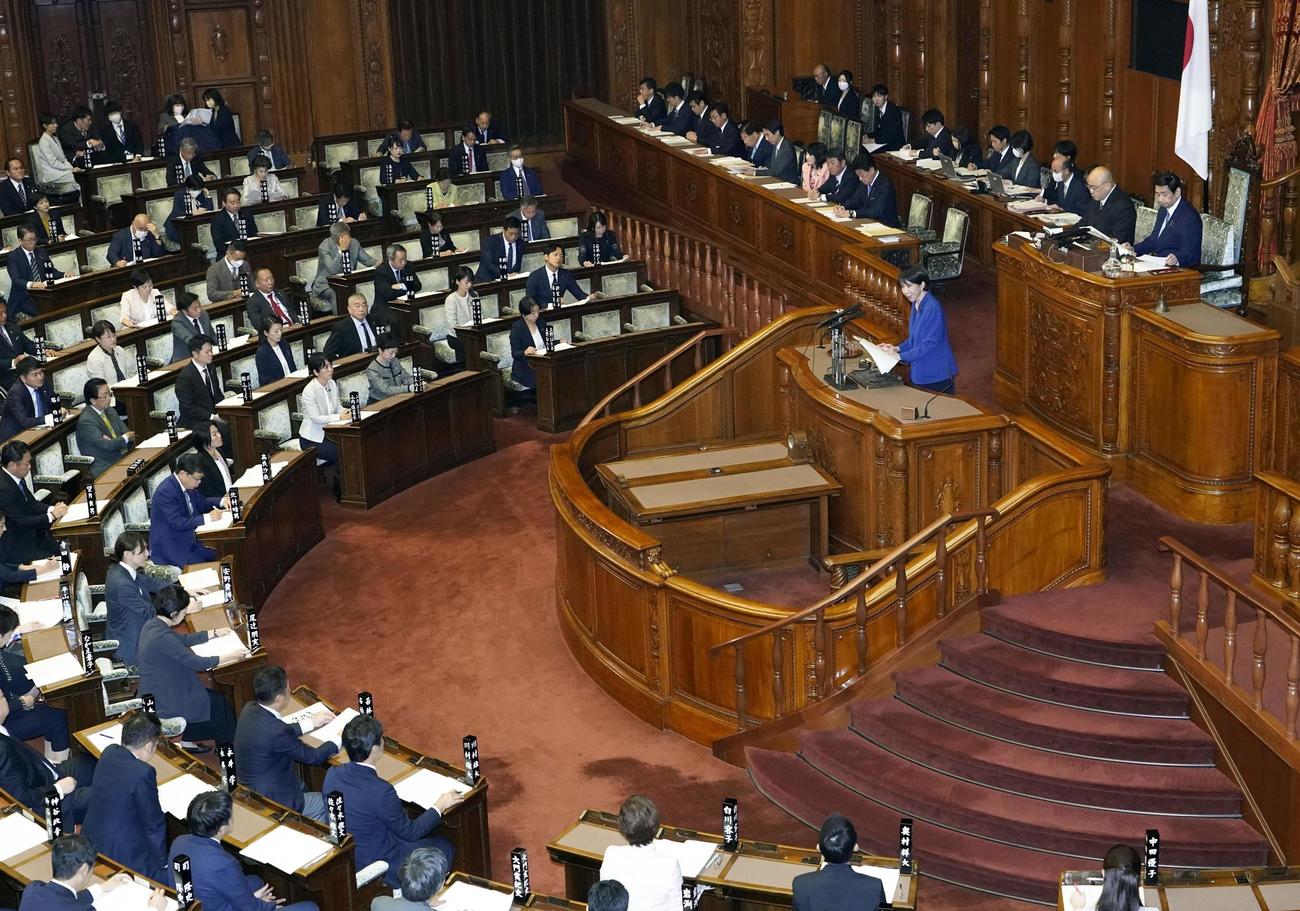 参院本会議で所信表明演説をする高市首相（共同）