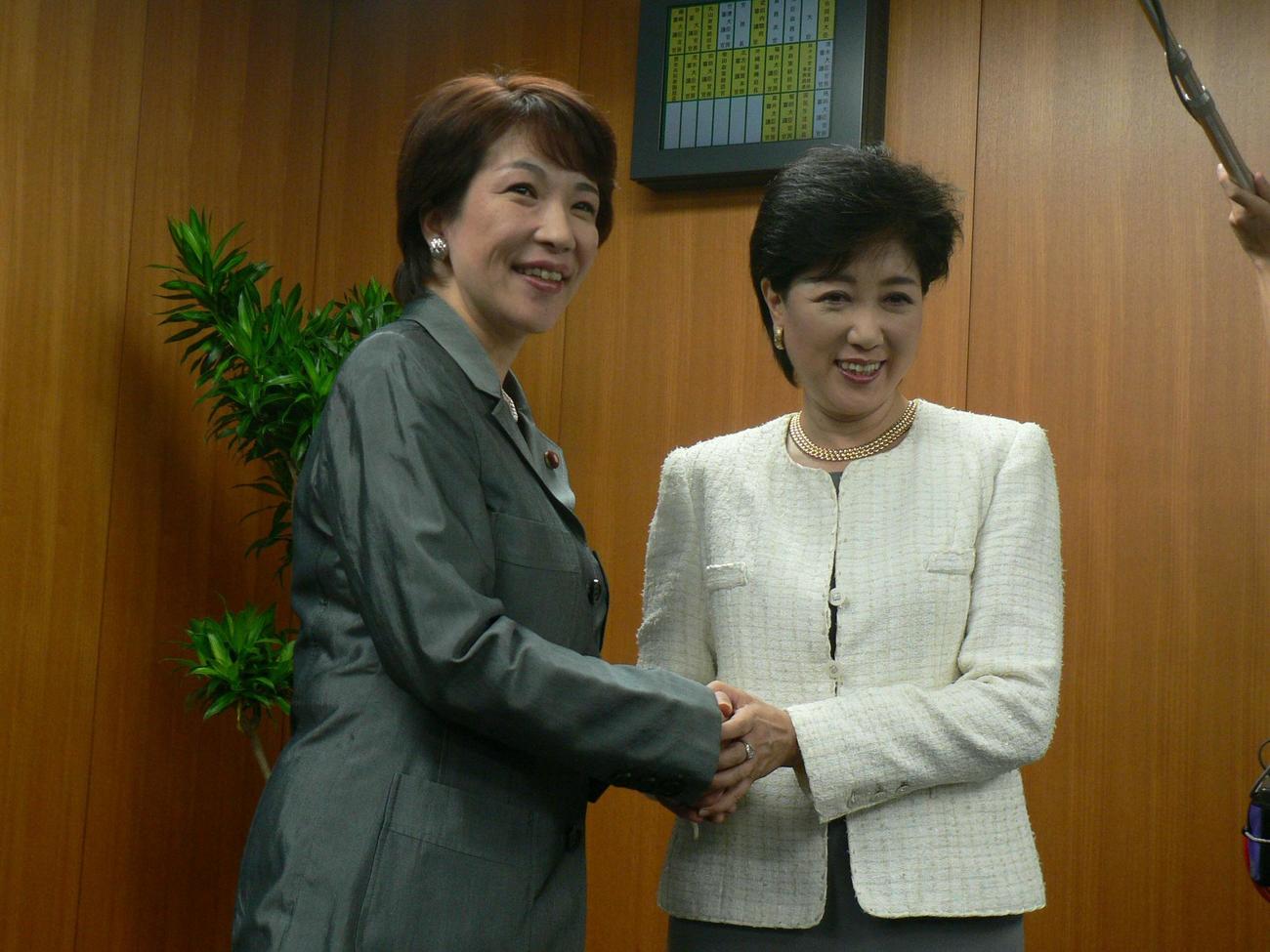 沖縄北方担当相の引き継ぎ式で握手する前沖縄北方担当相の小池百合子議員（右）と高市早苗沖縄北方担当相（2006年撮影）