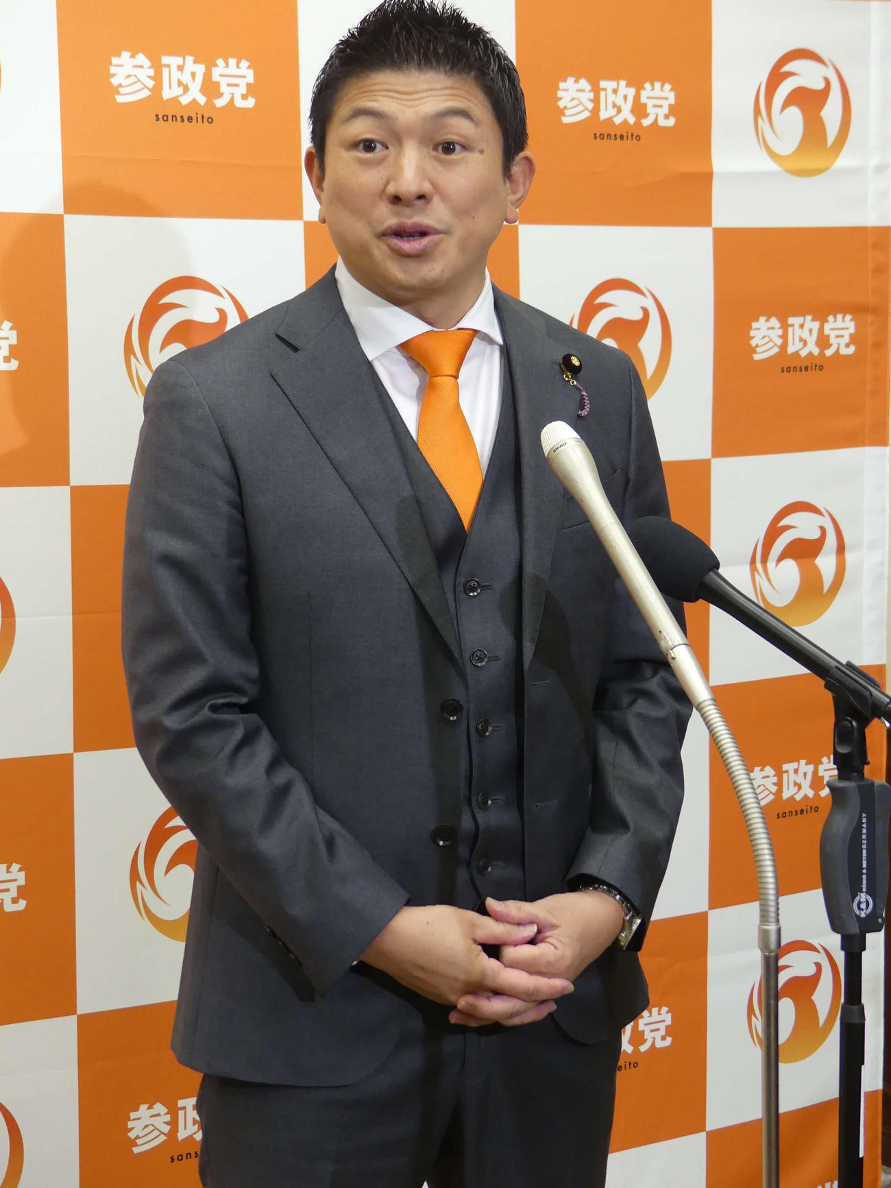 高市早苗首相の所信表明後、取材に応じる参政党の神谷宗幣代表（撮影・中山知子）
