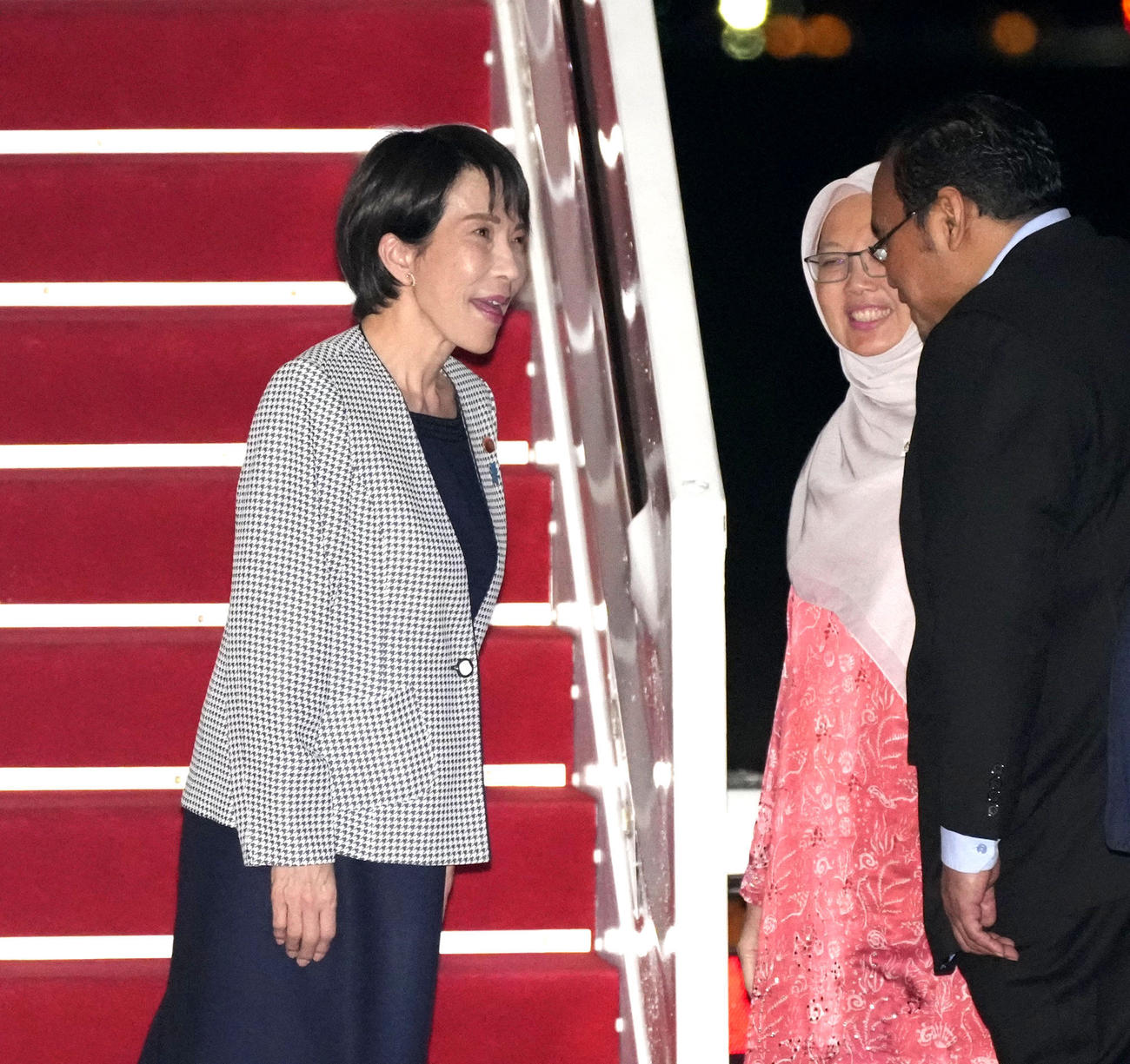 ASEAN関連首脳会議に出席するためマレーシアのクアラルンプール国際空港に到着し、出迎えを受ける高市首相（共同）