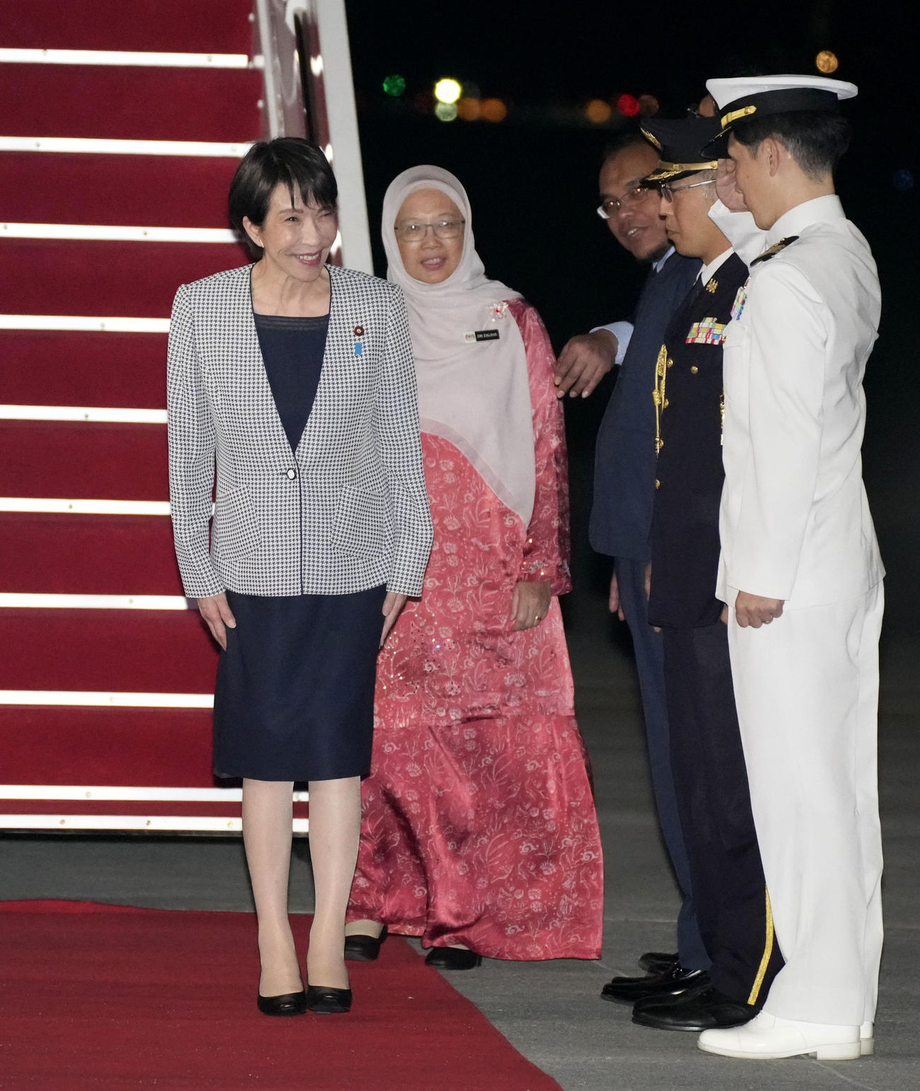 ASEAN関連首脳会議に出席するためマレーシアのクアラルンプール国際空港に到着し、出迎えを受ける高市首相（共同）