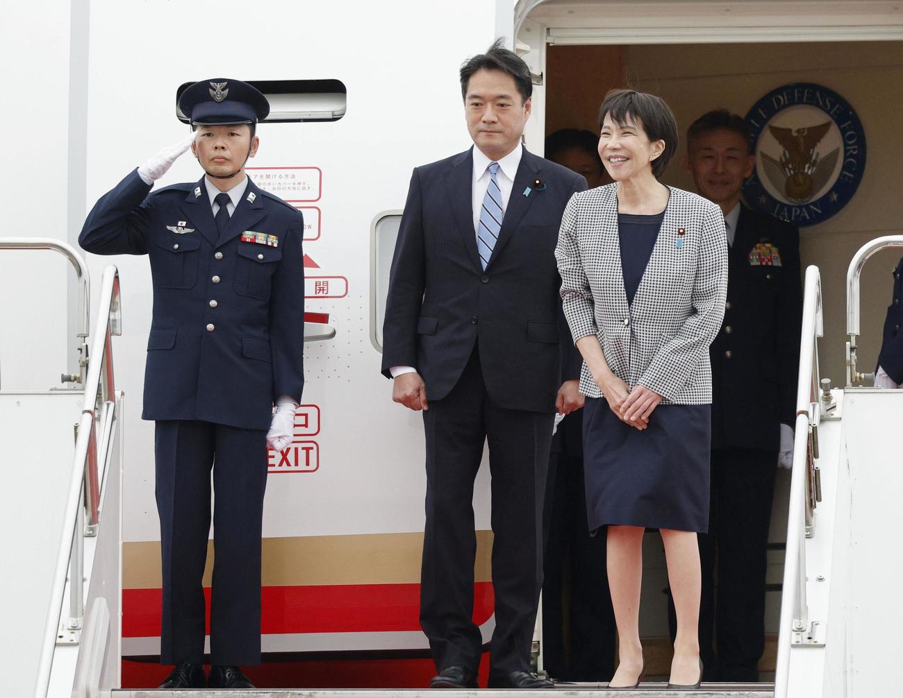 初外遊となるマレーシアに向け出発する高市首相（共同）