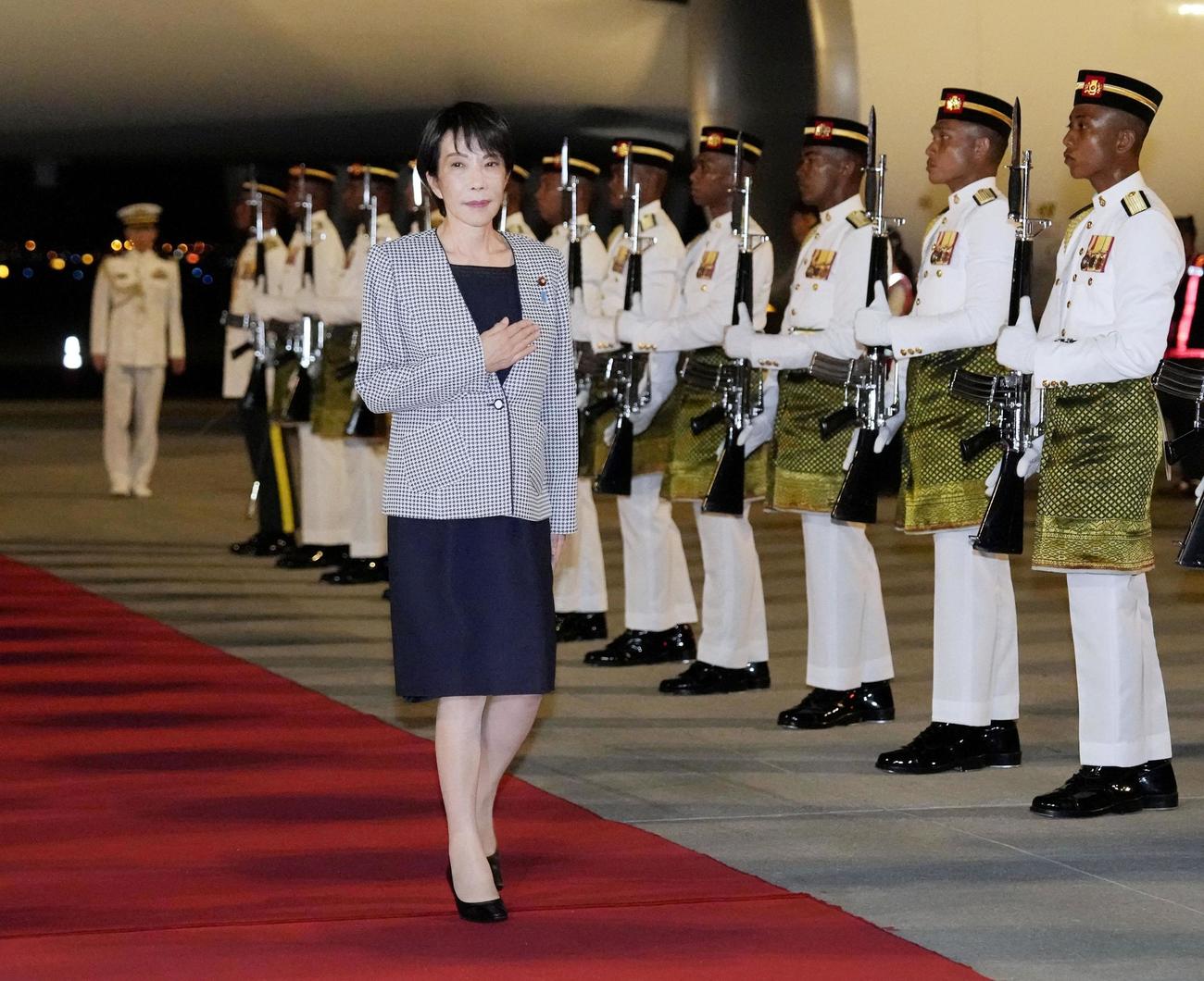 ASEAN関連首脳会議に出席するため、マレーシアのクアラルンプール国際空港に到着した高市首相（共同）