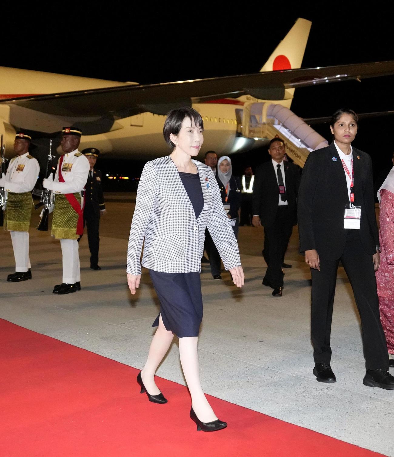 ASEAN関連首脳会議に出席するため、マレーシアのクアラルンプール国際空港に到着した高市首相（共同）