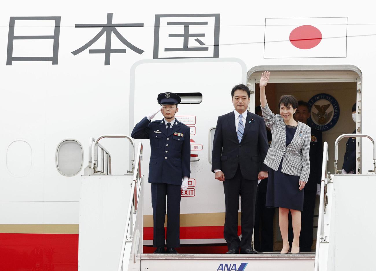 初外遊となるマレーシアに向け出発する高市首相（右）（共同）