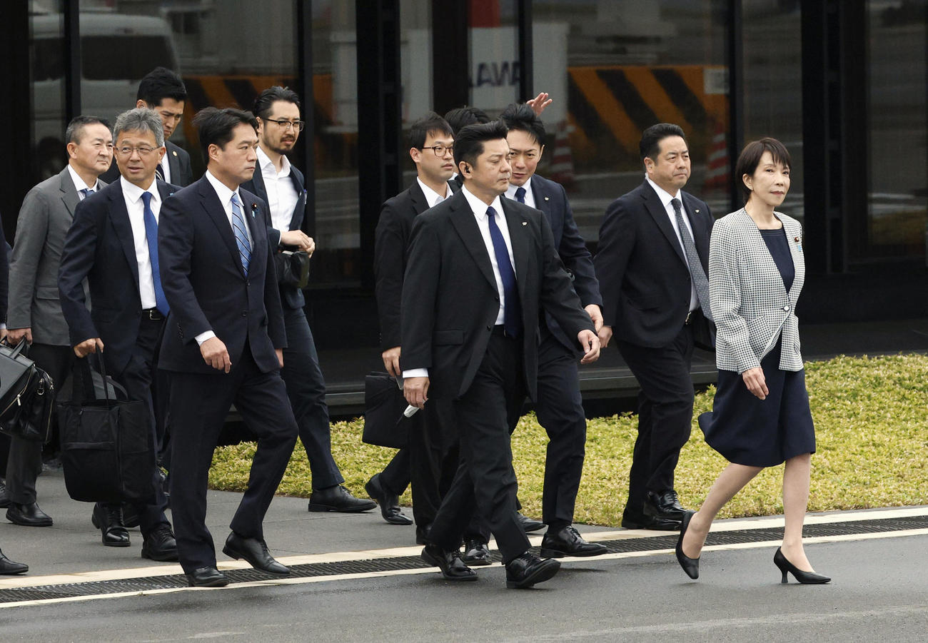 初外遊となるマレーシアに向け出発する高市首相（右端）（共同）