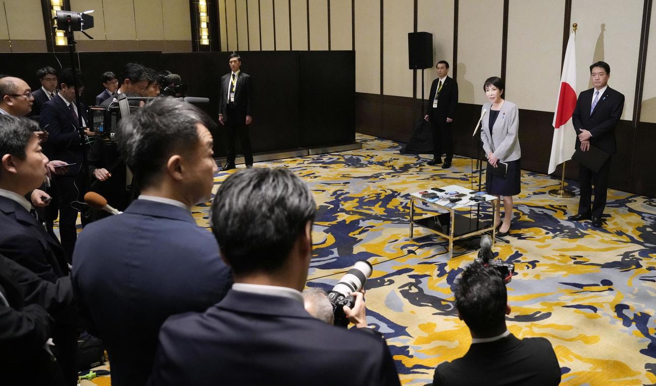 25日、トランプ米大統領との電話会談後、記者団の取材に応じる高市首相（共同）