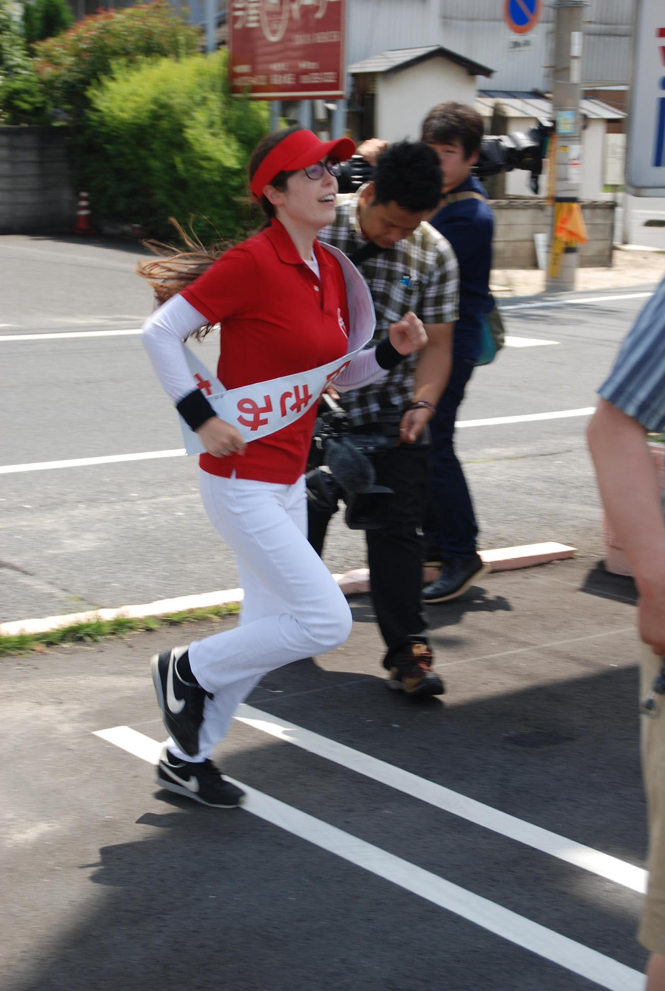 2016年7月、支援者のもとへ走る自民新人の小野田紀美氏