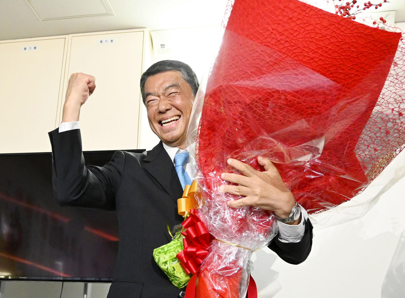 宮城県知事選で6選を決め、笑顔を見せる村井嘉浩氏（共同）
