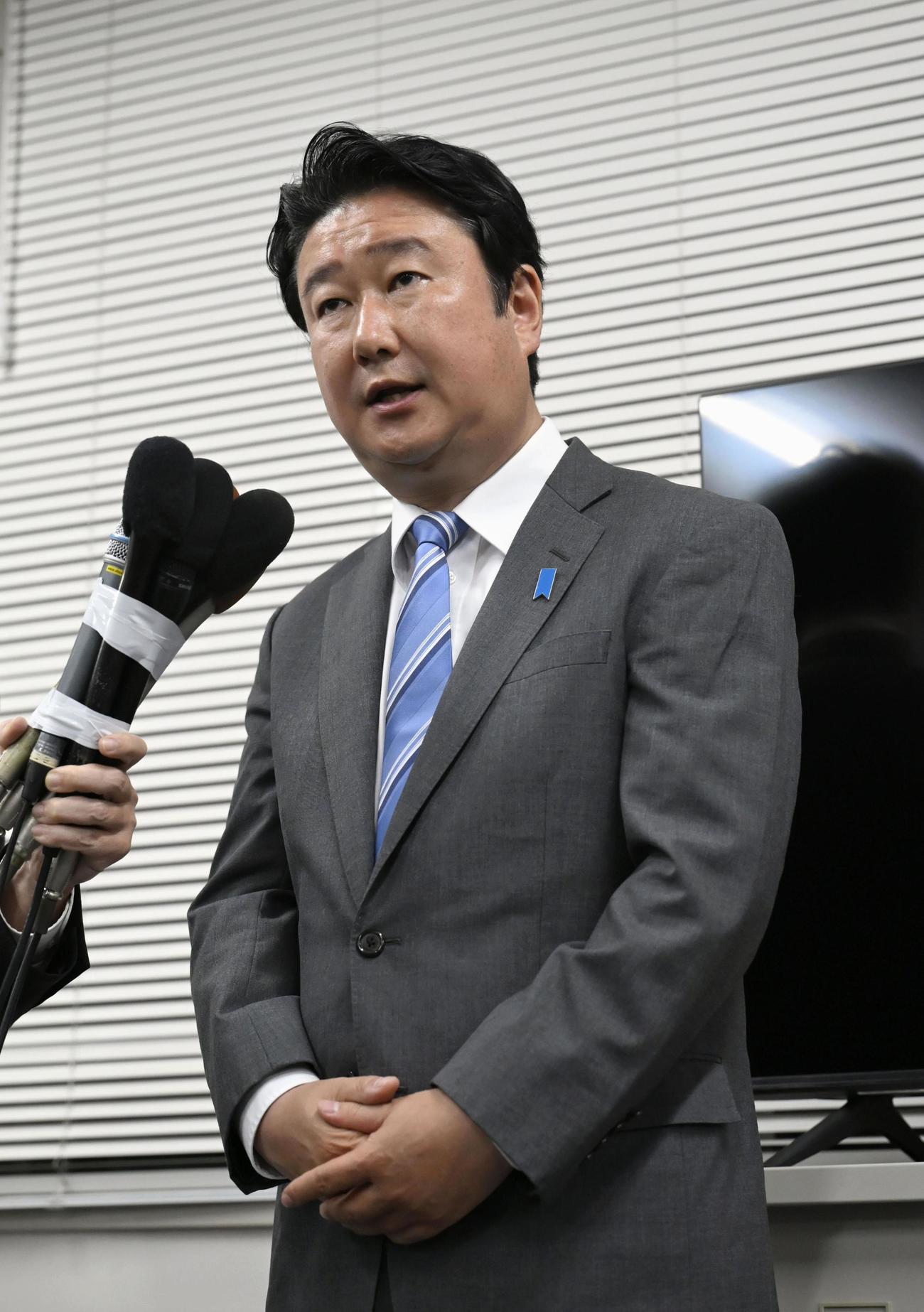 宮城県知事選で落選が決まり、敗戦の弁を述べる和田政宗氏（共同）