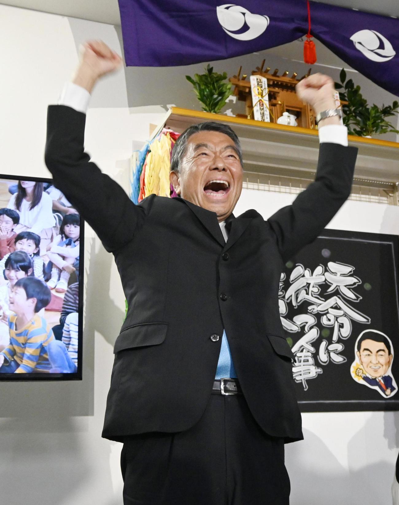 宮城県知事選で6選を決め、笑顔を見せる村井嘉浩氏（共同）